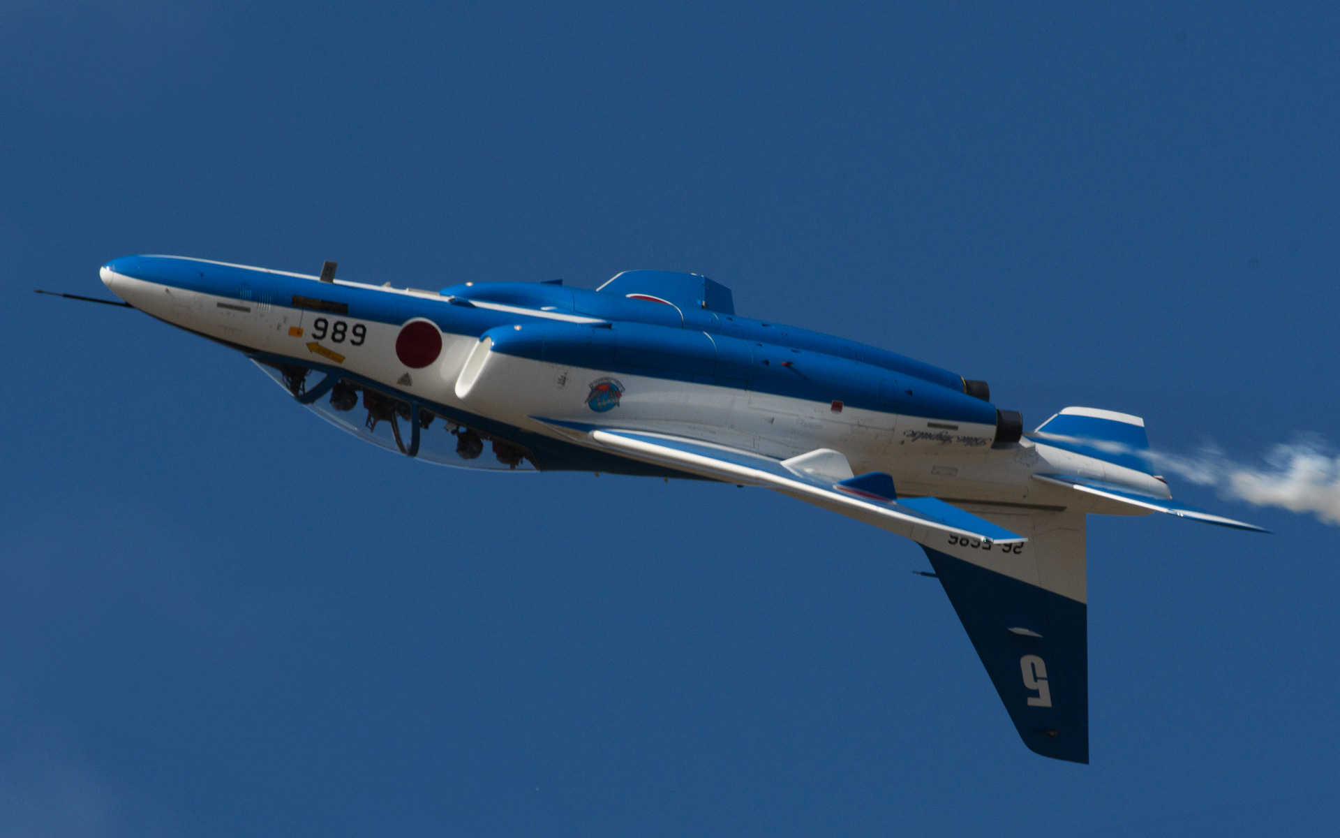 ブルーインパルスの使用機体はT-4練習機。推力約1670kgのF3-IHI-30Bエンジンを2基搭載している。第11飛行隊は今年度を創設30周年と位置付け、今年度の機体には30周年の特別塗装が施されている