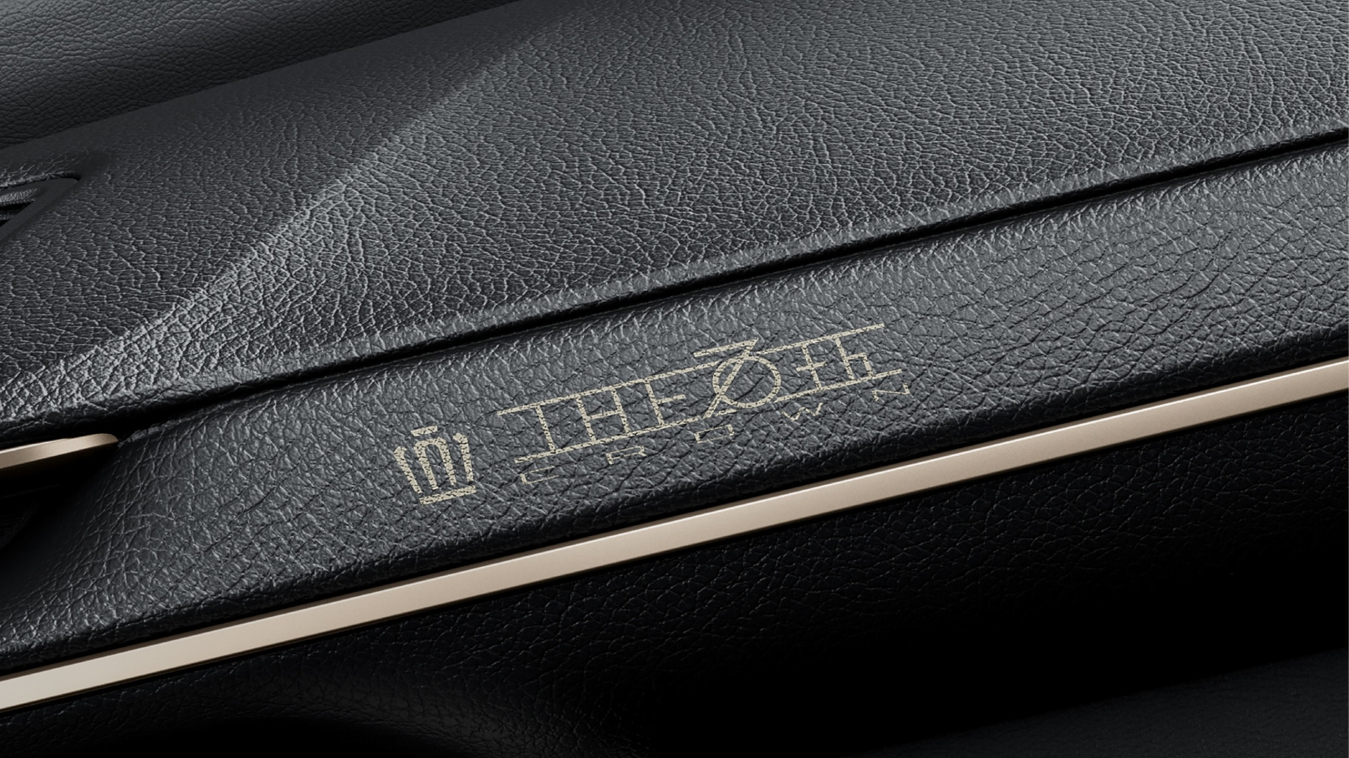 専用レーザー加飾（THE 70thロゴ入り／インストルメントパネル）