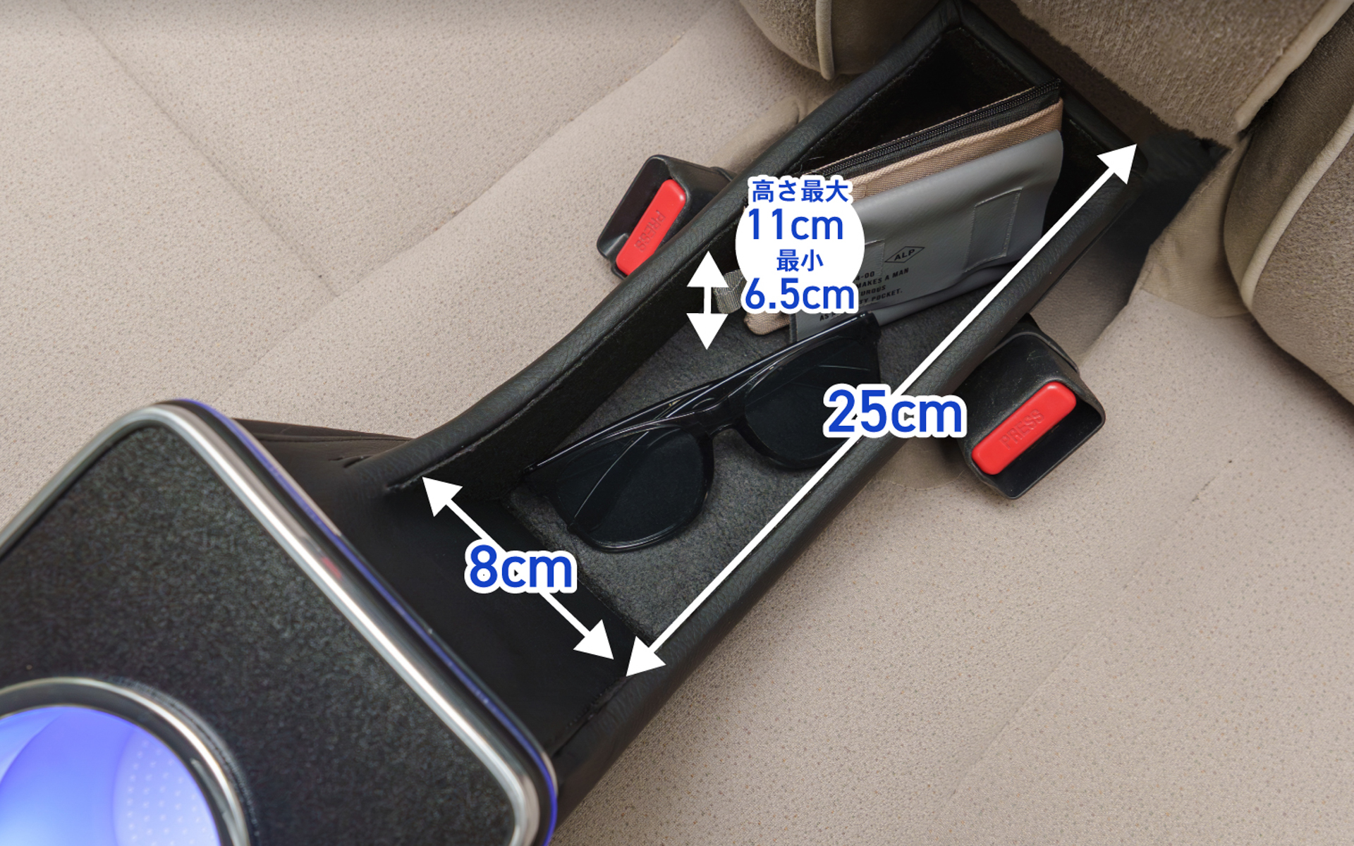 純正アームレストの下には大容量の収容ボックスを備える