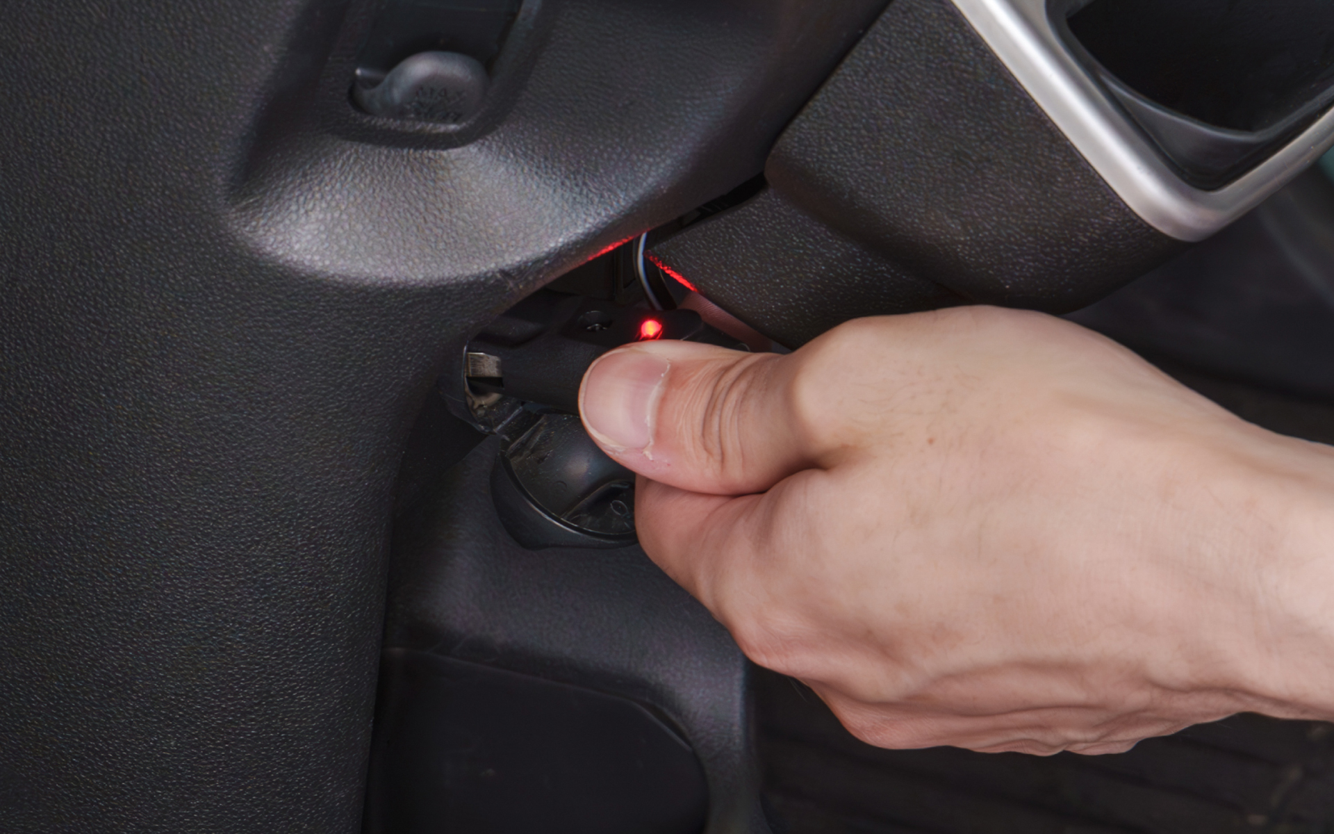 電源はシガーソケットにつなぐだけでOK