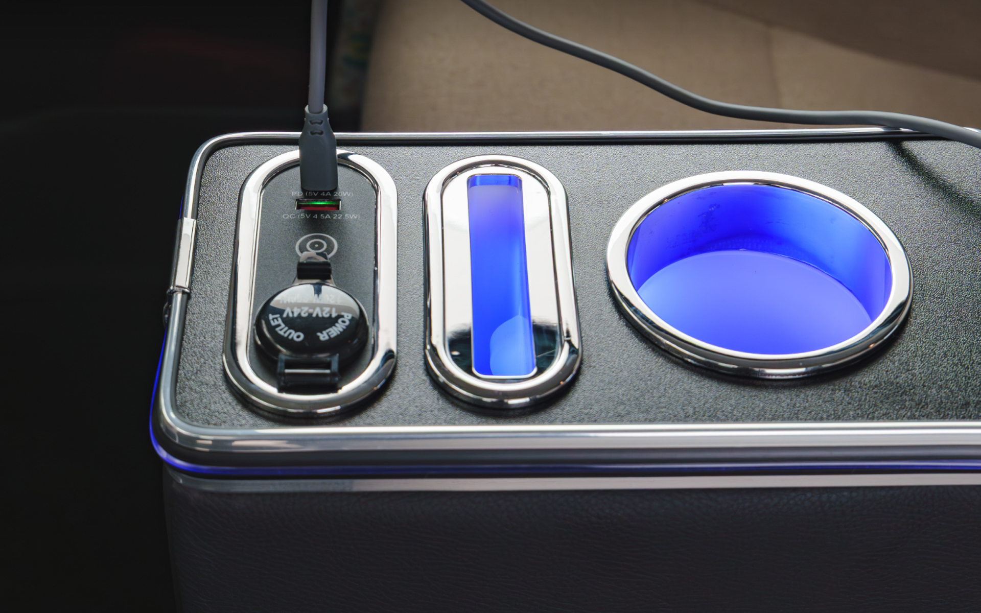 上面にはドリンクホルダー、USB-TypeA、USB-TypeC、シガーソケットを完備