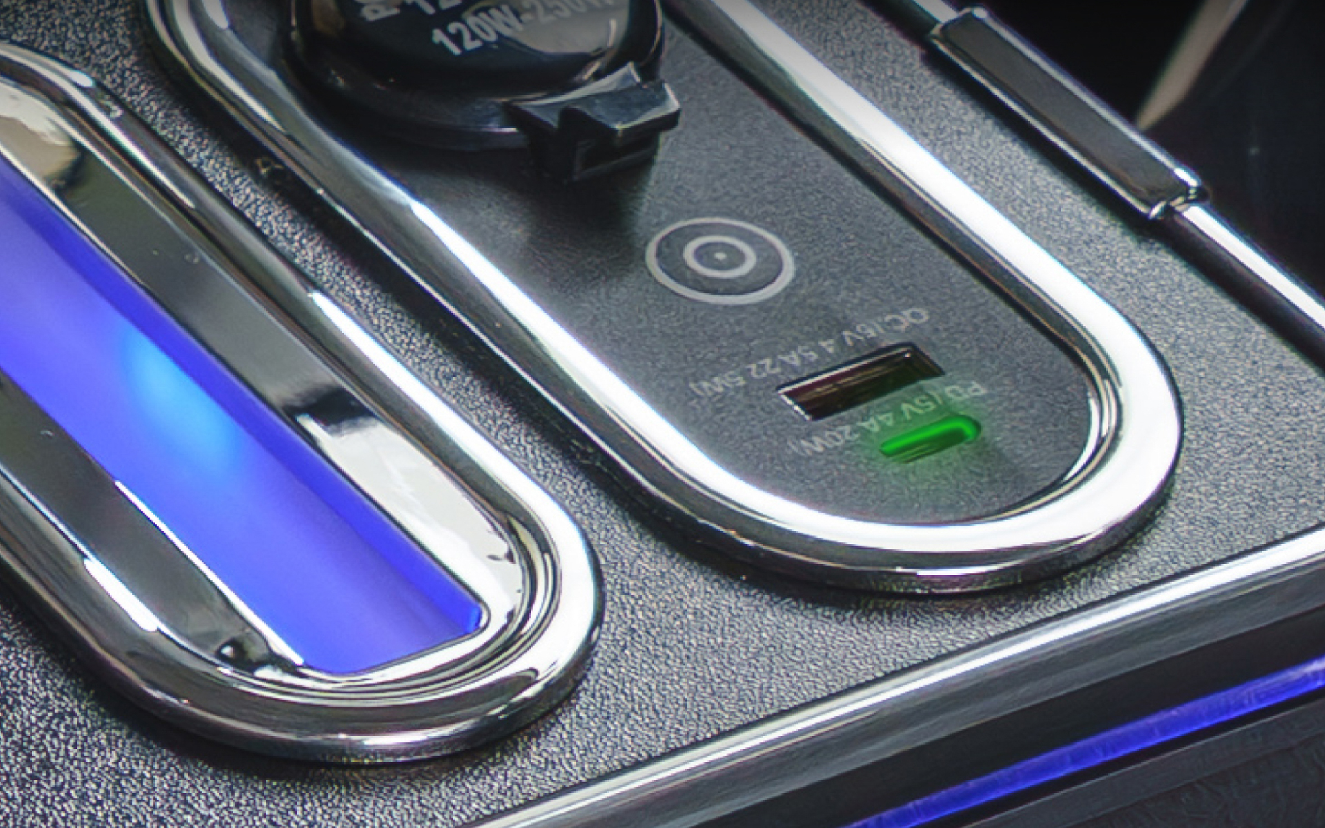 USBポートはうっすらと点灯するので夜でも使いやすい