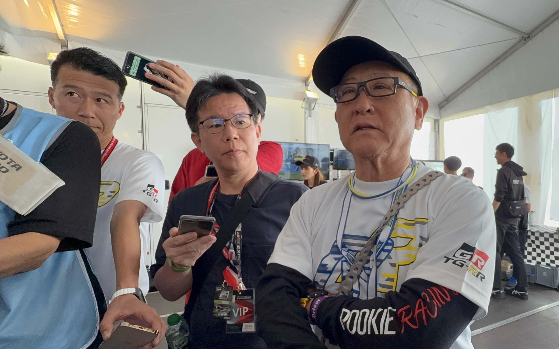 ニュルブルクリンク24時間レースで記者の囲み取材に応えるトヨタ自動車株式会社 代表取締役会長 豊田章男氏。「正式発表がいつだか分からないけど」とニュルブルクリンク24時間レースで総合優勝を狙う新しいクルマに言及した