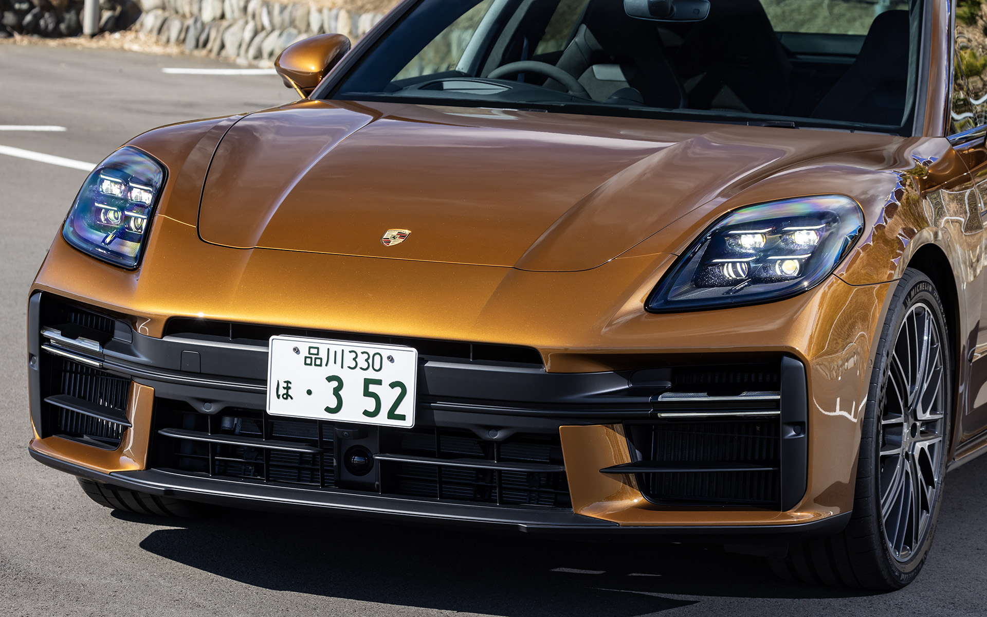 撮影車はオプション設定の高解像度HDマトリクスLEDライティングシステム、スポーツエキゾーストシステム/スポーツテールパイプ（ブラック）などを装備