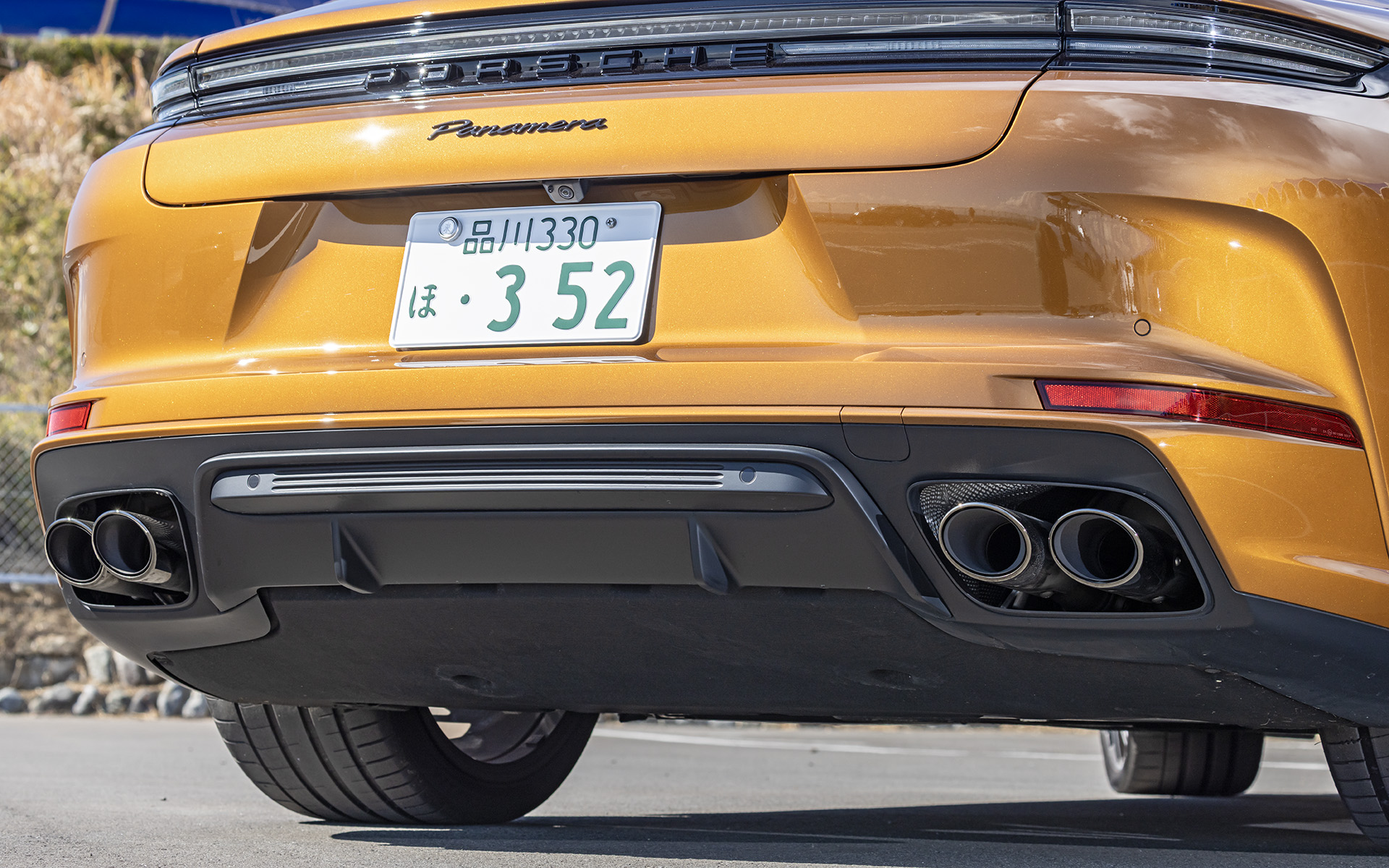 撮影車はオプション設定の高解像度HDマトリクスLEDライティングシステム、スポーツエキゾーストシステム/スポーツテールパイプ（ブラック）などを装備