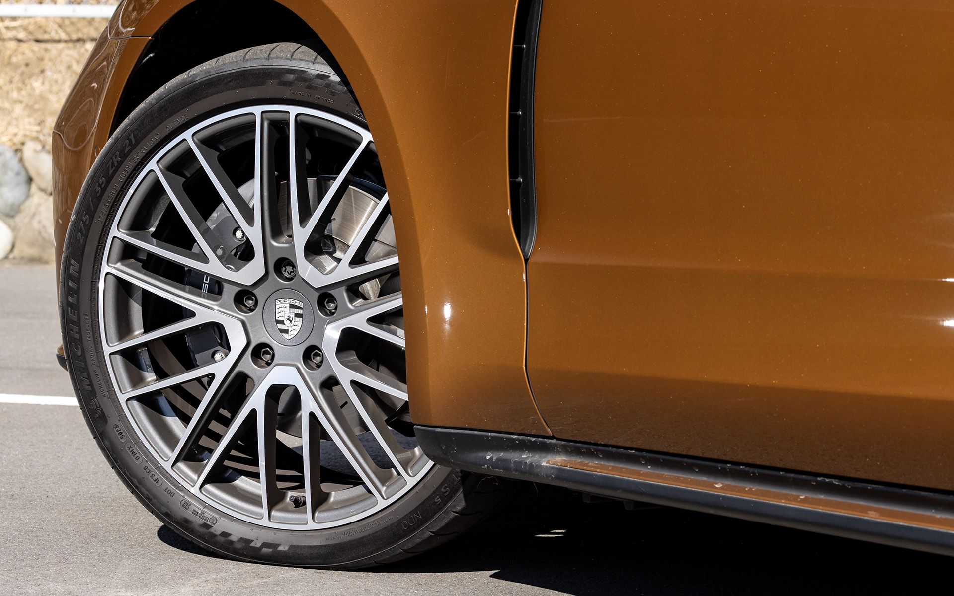 こちらもオプションの21インチ 911 Turbo Designホイールを装着