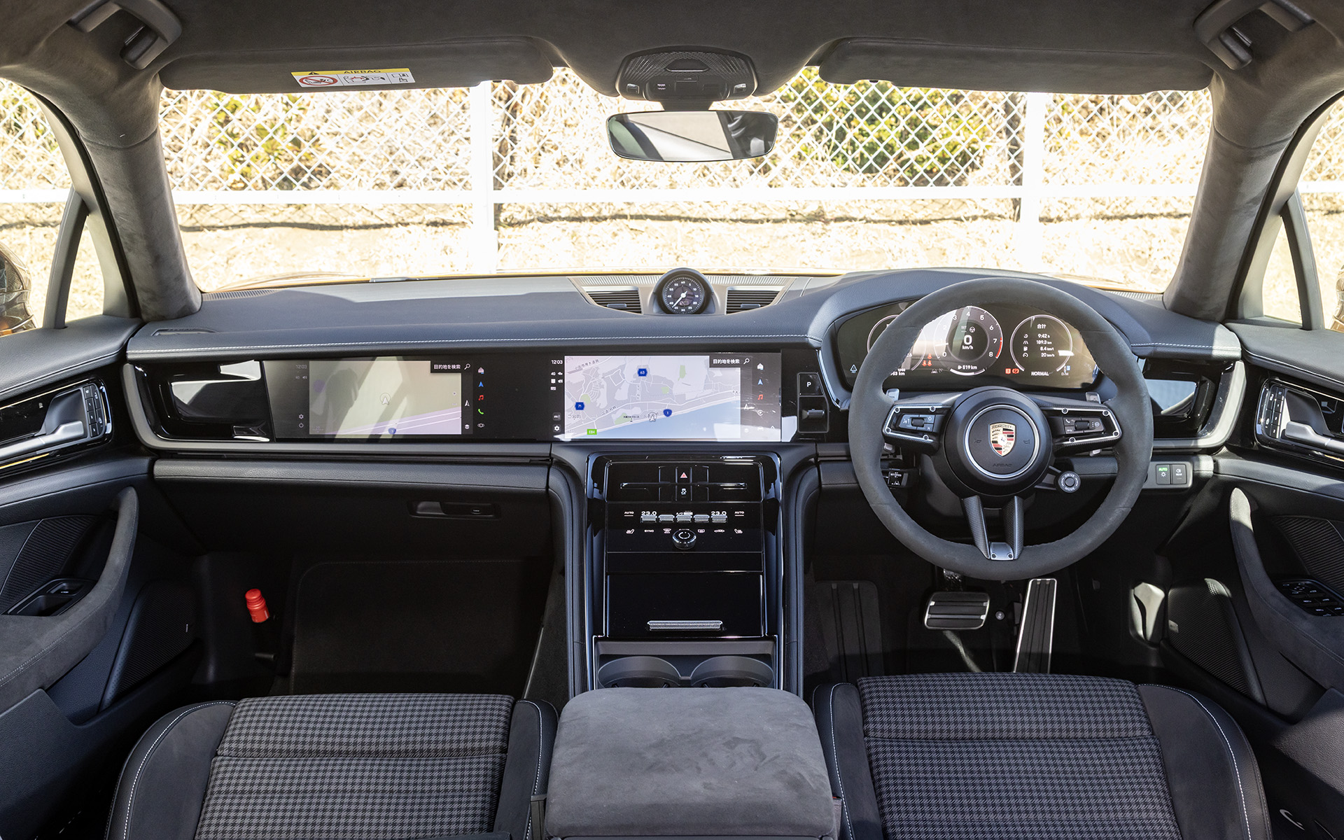 パナメーラのインテリア。走行モードはノーマル、スポーツ、スポーツプラスを設定