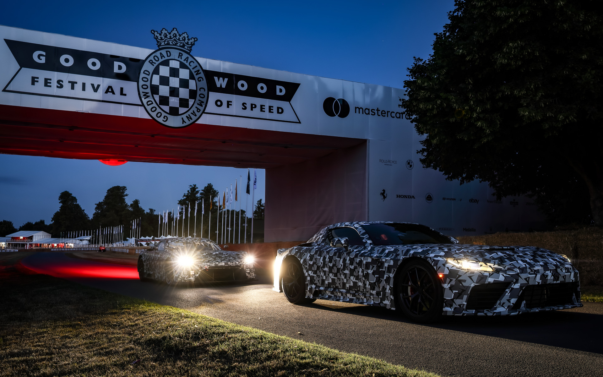 トヨタがグッドウッドで世界初公開した新型スポーツカー「TOYOTA GT Concept」（右）と、新型スポーツカーをベースにした新型GT3車両「TOYOTA GT Racing Concept」（左）