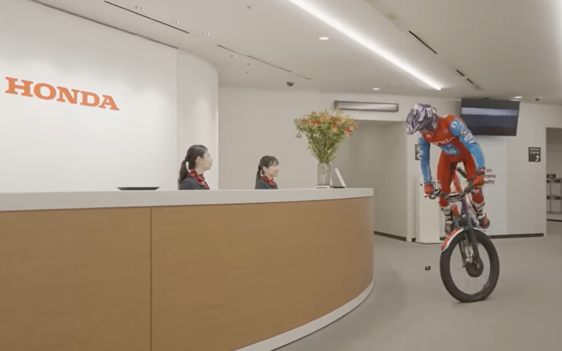 ホンダ青山ビル内をEVバイクが走り回る動画が公開された