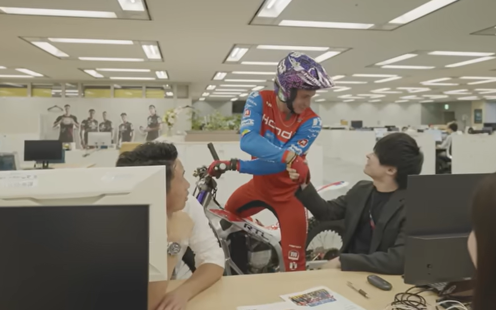 途中でホンダ社員と握手を交わすミケール選手