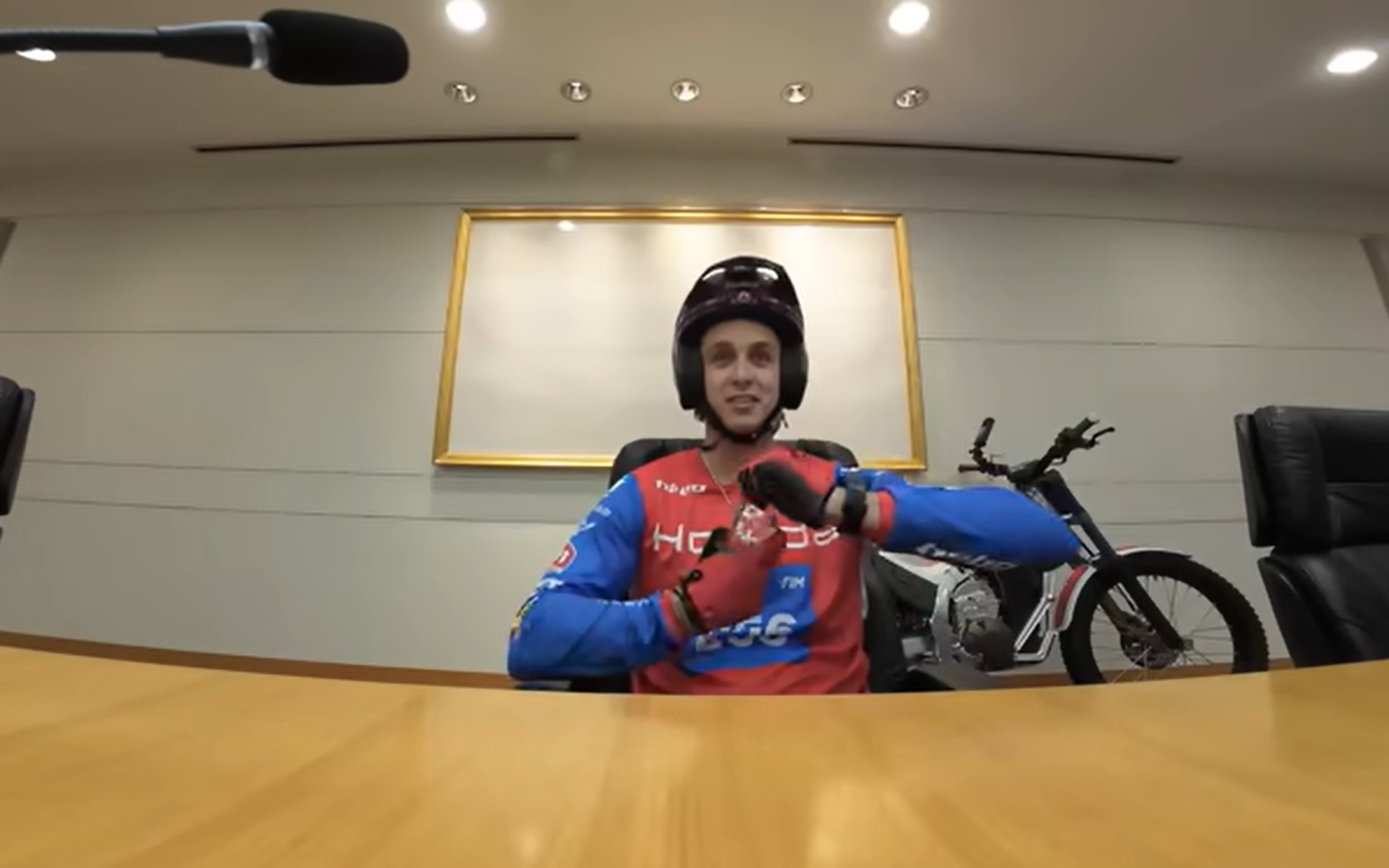 何も書いていないように見えるが実は美術作品の額縁の前で休憩するミケール選手