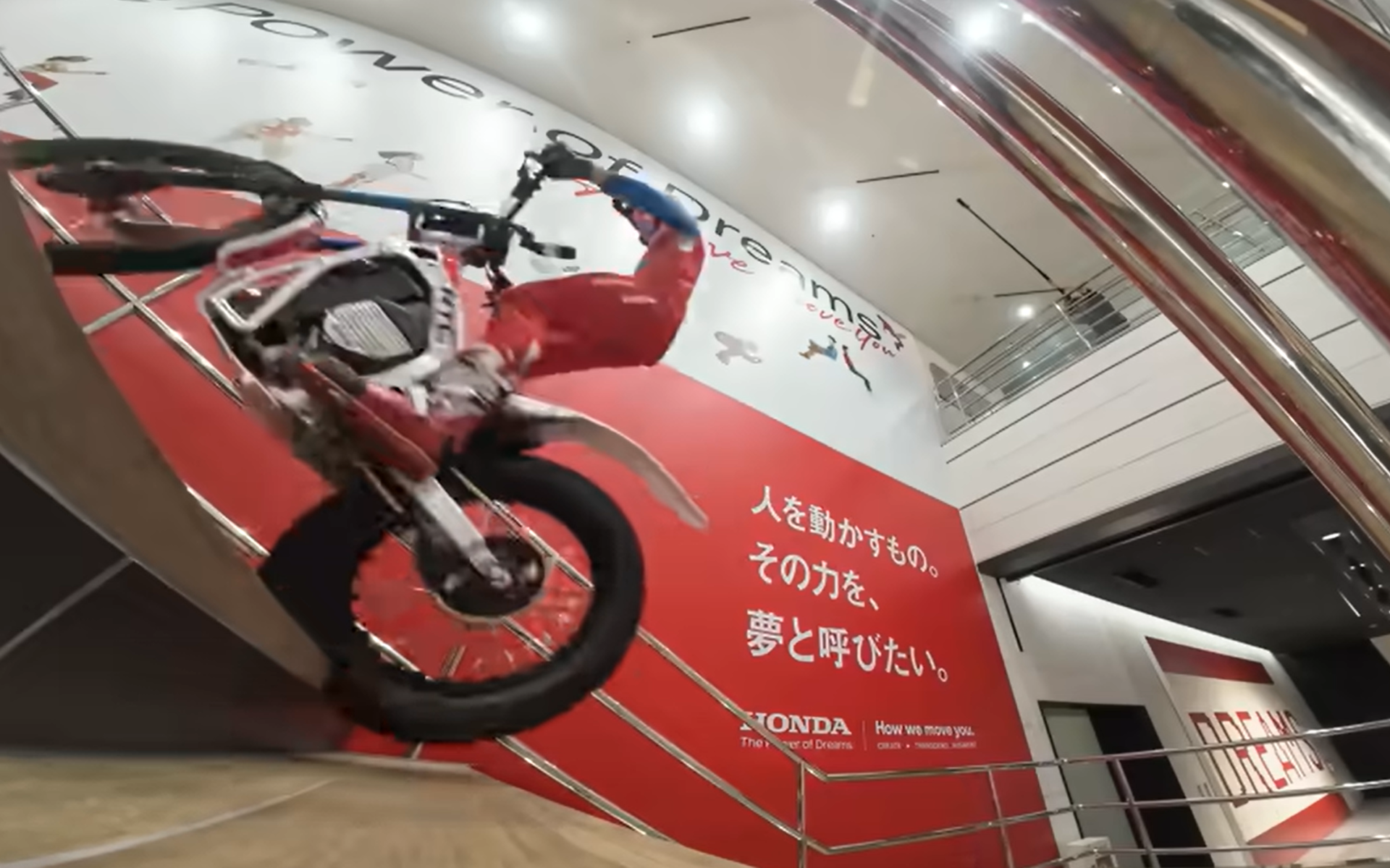 Hondaウエルカムプラザ青山に足を運んだことのある人なら、見覚えがあるであろう2階へと続く階段もバイクで爆走