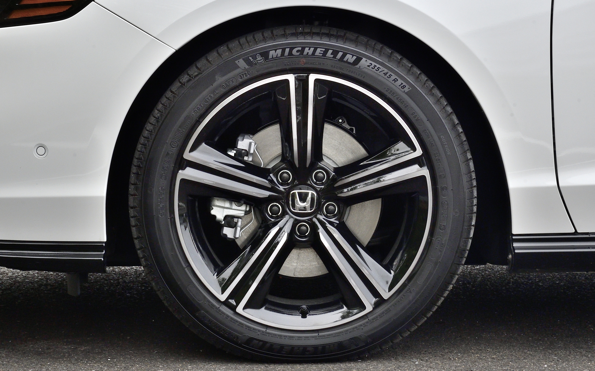 18インチの専用アルミホイールを採用。カラーはベルリナブラック＋ダーク切削クリア