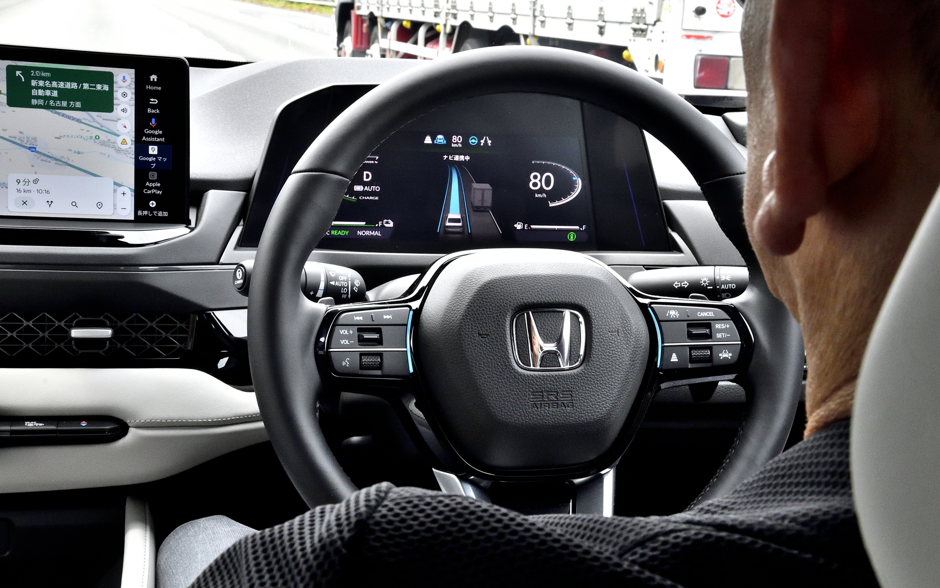 ステアリングはデザインに変更はないが、ハンズオフ中であることを視覚的に分かりやすくするため、左右のスイッチの内側に水色のライトインジゲーターが実装されている