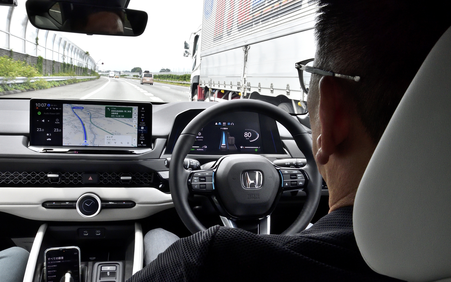 大型トラックが隣にくると、あくまで自車の走行車線の範囲内だが、気持ちスペースを大きくしてくれる