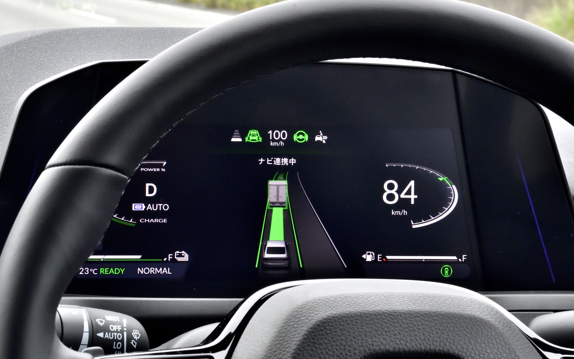 メーター内のグリーンがブルーになったら「ハンズオフ機能」がスタートした合図。視覚的に分かるのでありがたい