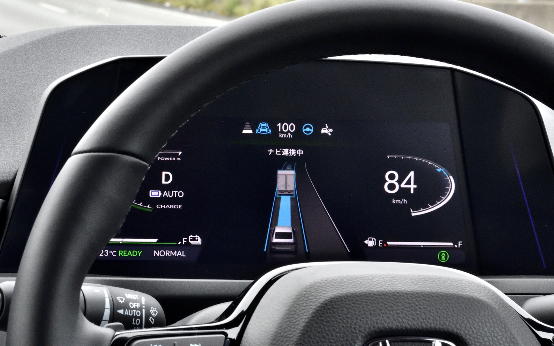 メーター内のグリーンがブルーになったら「ハンズオフ機能」がスタートした合図。視覚的に分かるのでありがたい