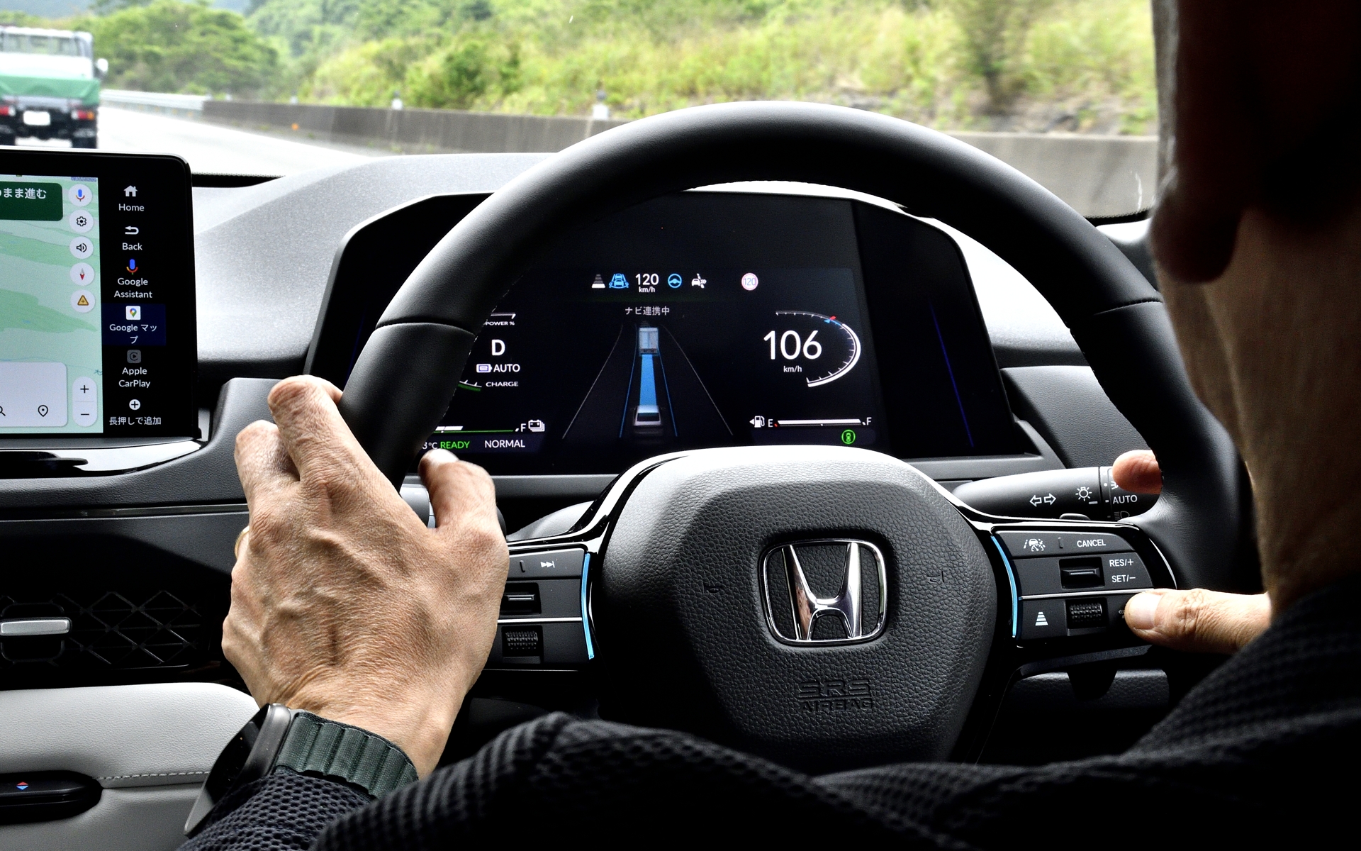 前方に自車より遅い速度のトラックを検知、ウィンカーを出せばゆるやかに追い越しを始めてくれる。追い越した後も戻るウィンカーを出せばスムーズに元の車線へ戻る