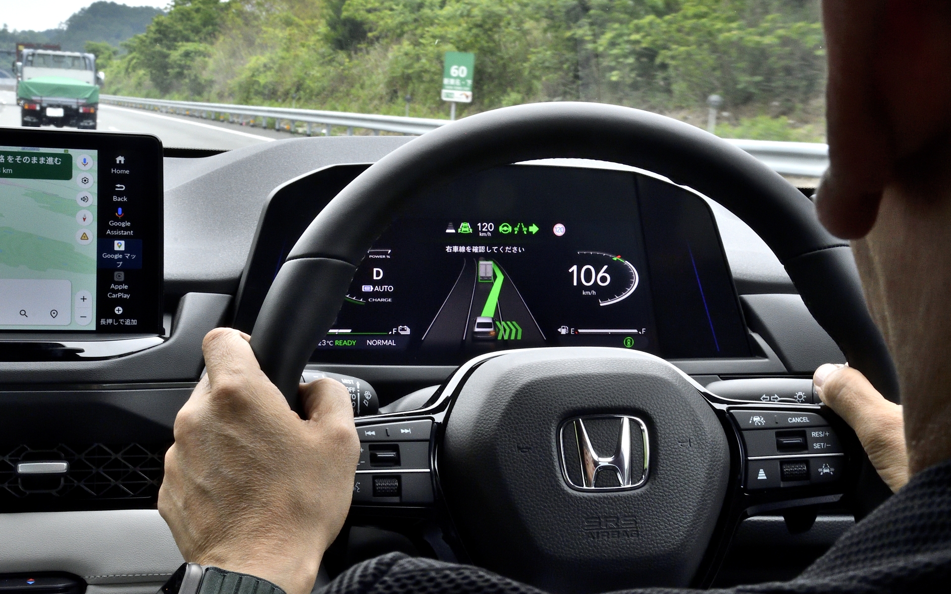 前方に自車より遅い速度のトラックを検知、ウィンカーを出せばゆるやかに追い越しを始めてくれる。追い越した後も戻るウィンカーを出せばスムーズに元の車線へ戻る