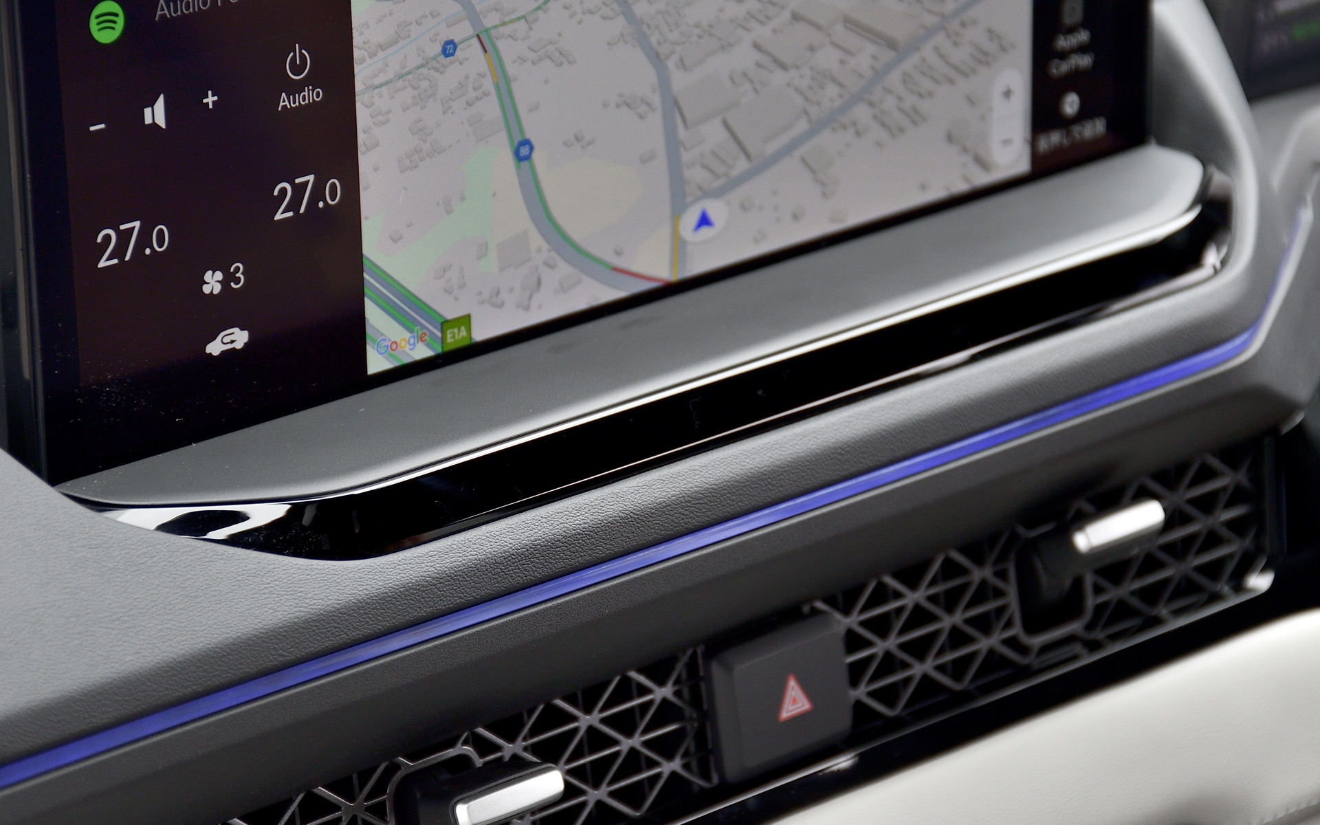 ナビ画面の下にある黒い帯状の部分にドライバーモニタリングカメラが内蔵されていて、ドライバーの状況を監視している