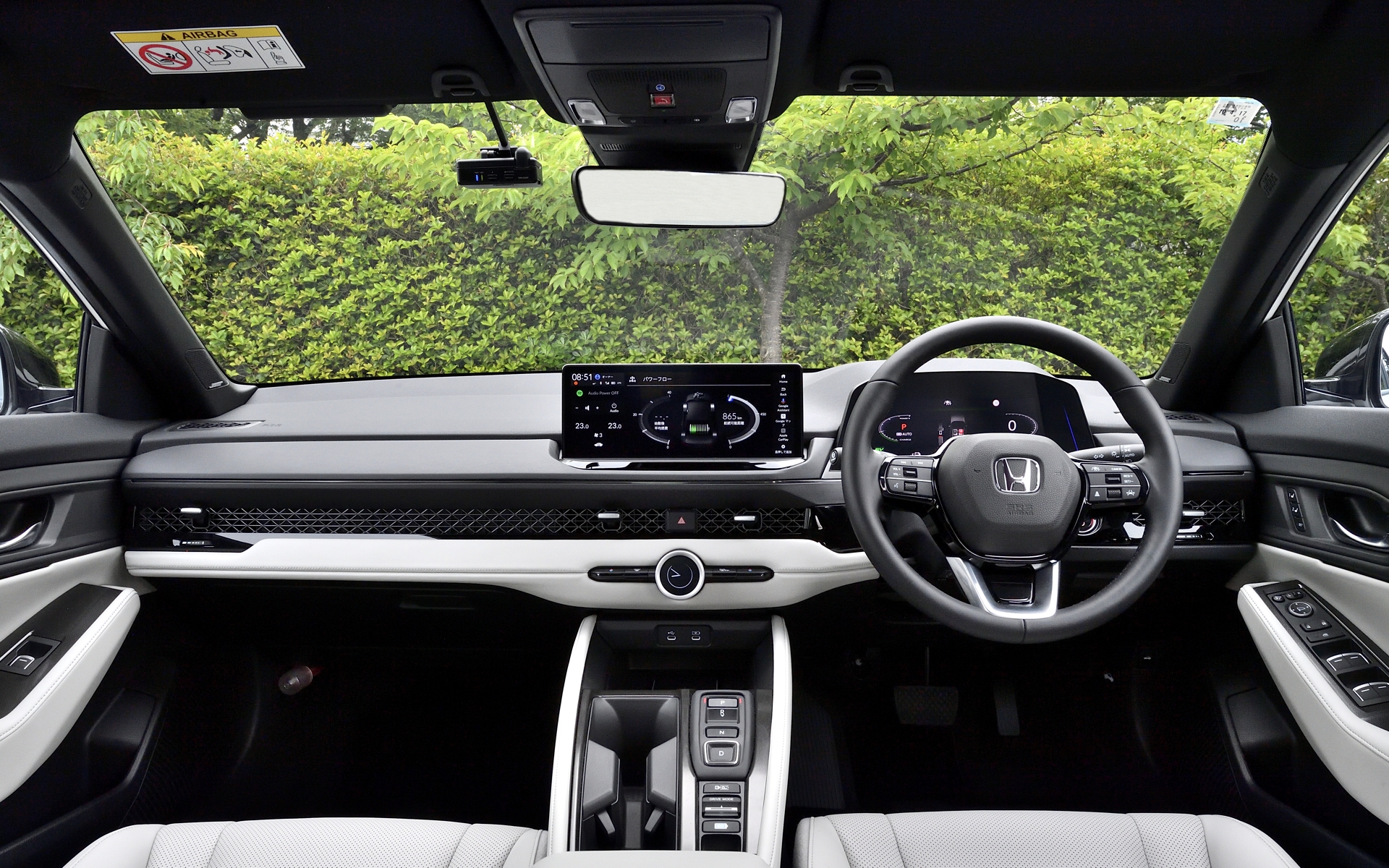 インテリアはルーフライニングやピラーもブラックで統一