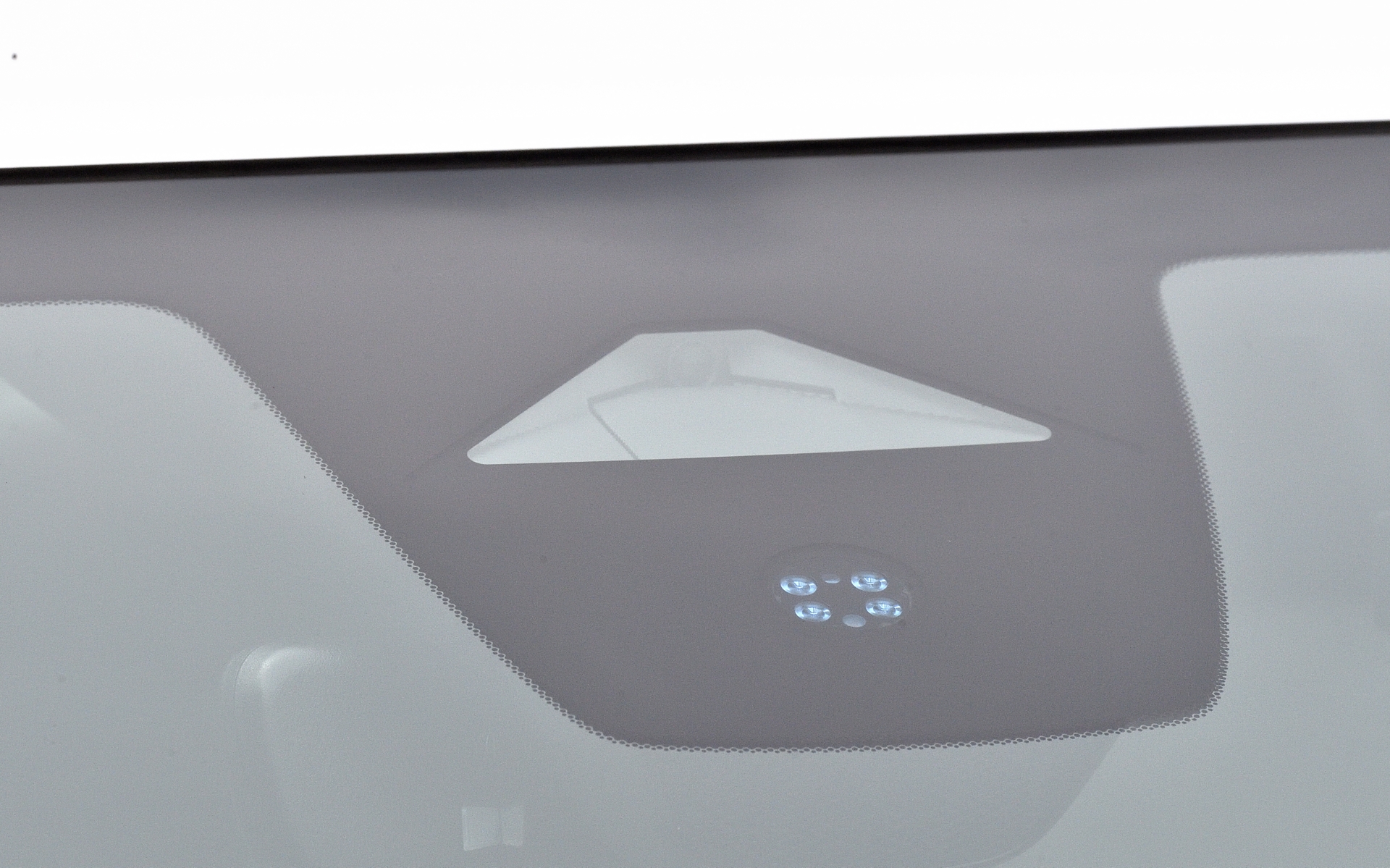 Honda SENSING 360＋になり、フロントカメラは従来の約90°の検知範囲を約100°へと拡大。またフロントコーナーレーダーの追加、コーナーレーダーの検知範囲を拡大したこと、地図ECU＋高精度地図情報などの追加により360°センシングを実現している