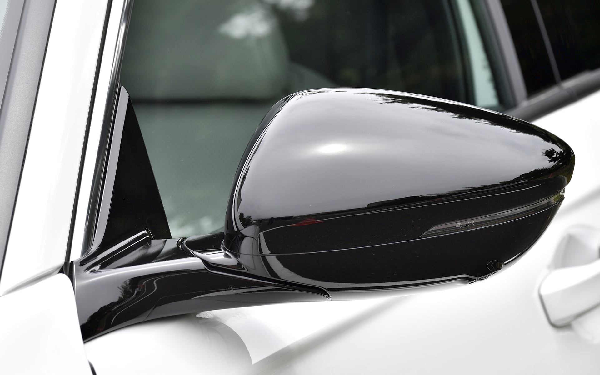 新たにブラックのドアミラーとなった