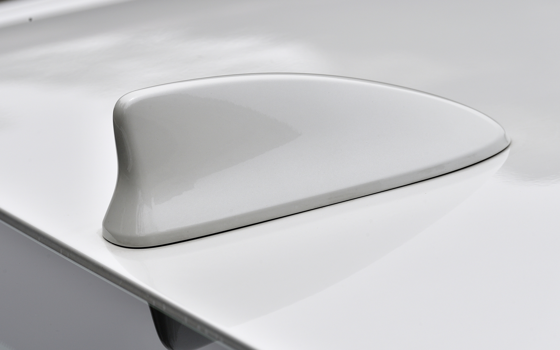 ルーフのシャークアンテナ（マルチGNSSアンテナ）は、内部構造が変更され少しだけ幅が大きくなっている。ただし全高は変わらず。また、ボディカラーがホワイト、グレー、ブラックはボディ同色、レッド、ブルーはブラックとなる