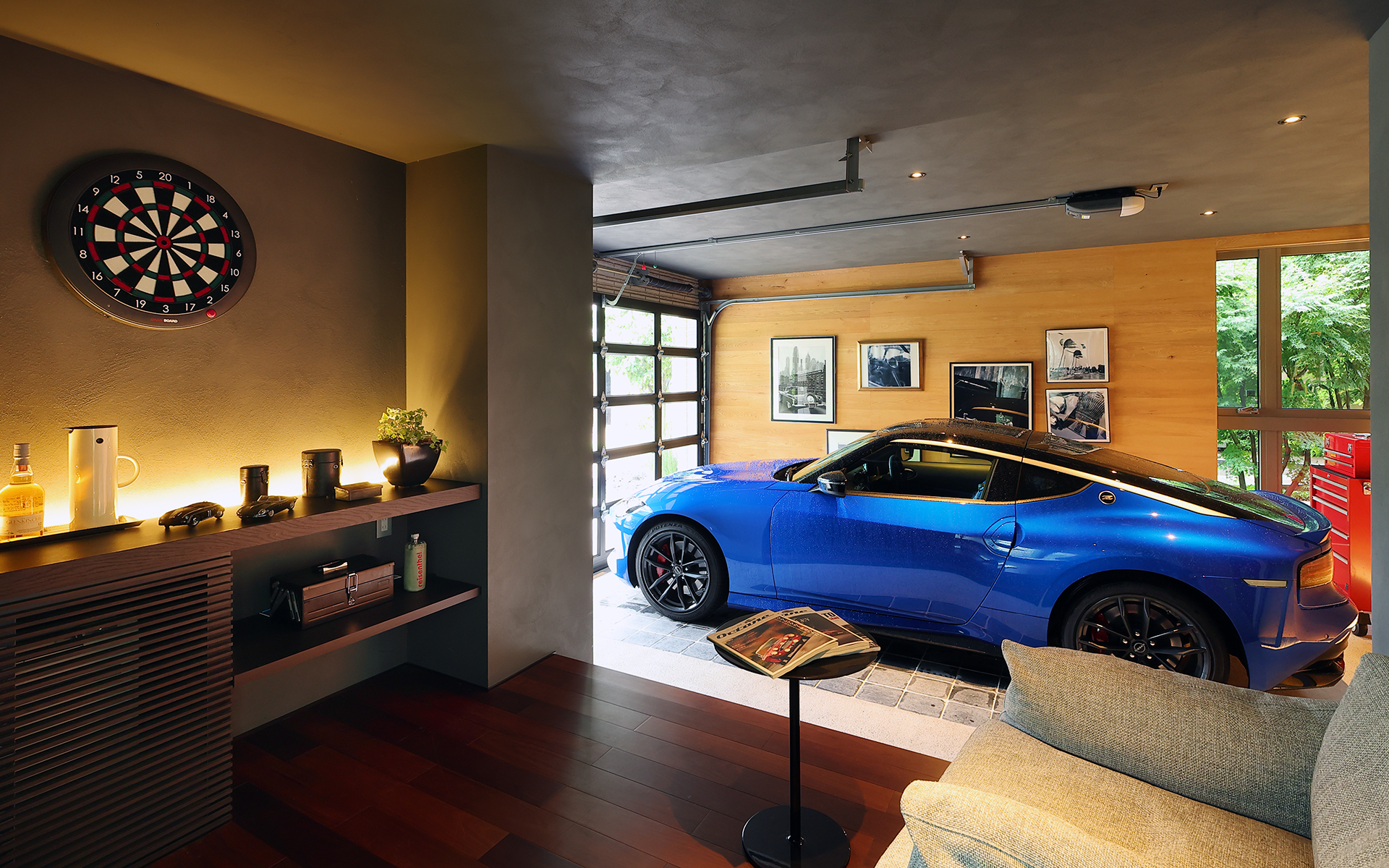 ビルトインガレージの脇にあるくつろぎスペース。クルマ好きであればいつまでもいれそうな場所だ