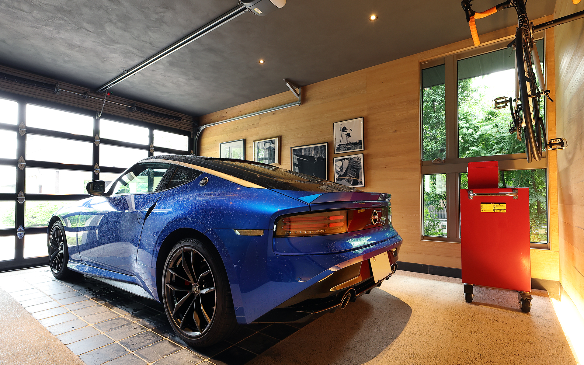 窓付きのシャッターを採用するとともに側壁にも窓があり、高級感がありながら開放的な雰囲気を実現している