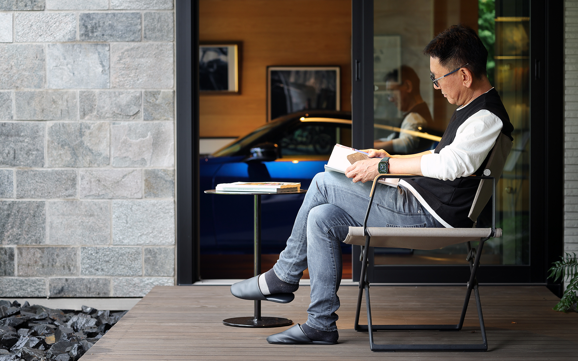 ビルトインガレージの小上がりスペースの先には、庭と接するオープンスペースも