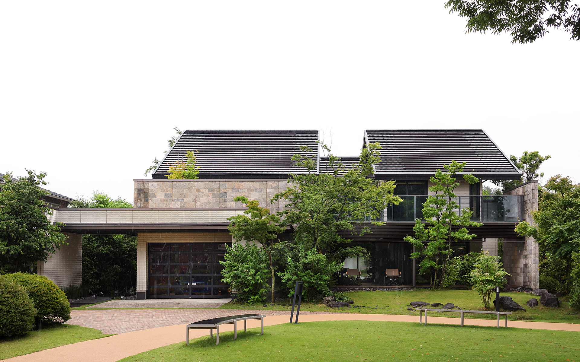 積水ハウスの体験型展示場「Tomorrow's Life Museum」内にある「紫門さんち。」。ビルトインガレージが備わるのが特徴