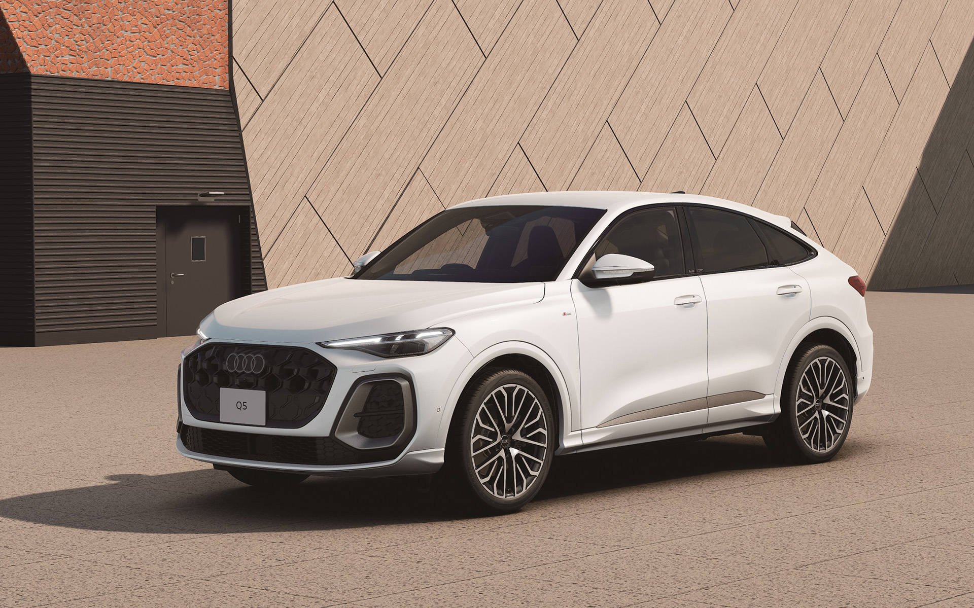 Audi City銀座で展示される「Q5 スポーツバック edition one」