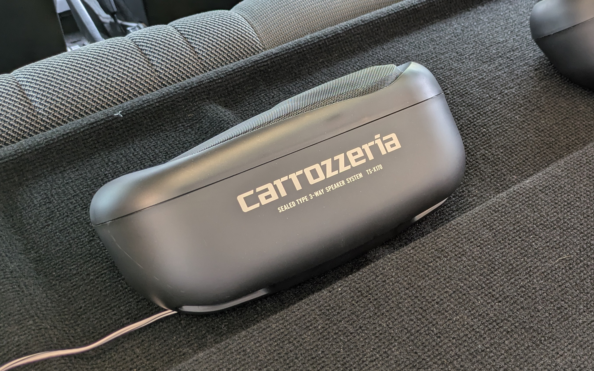 密閉式3ウェイスピーカーシステム「TS-X170」は2個1組で価格は1万2100円とリーズナブル