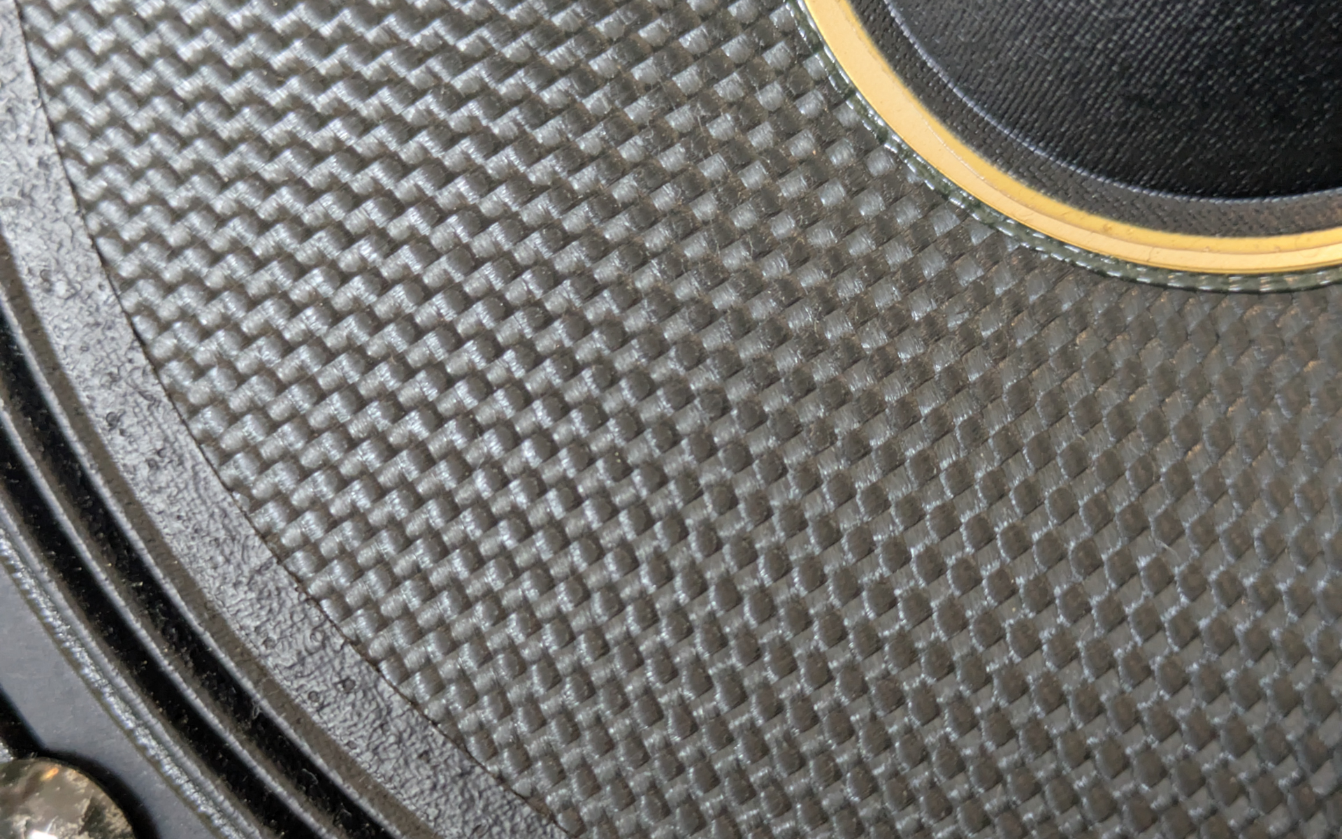 Cシリーズスピーカーは2層構造の「アラミドファイバーコーン」を採用し、躍動感あふれる音楽再生を可能とした