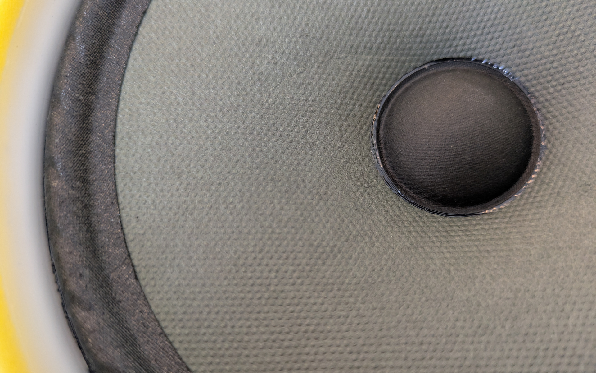 純正スピーカーのコーンは紙のような素材のため音がうまく伝達できないという