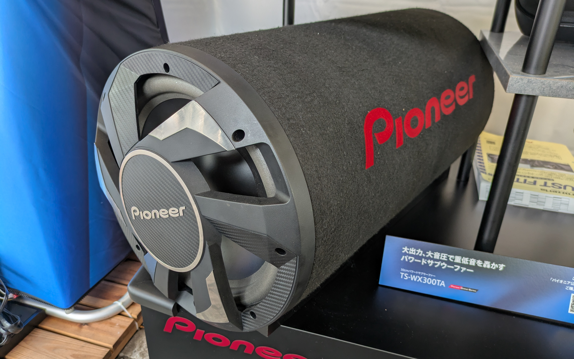 高効率の「CLASS Dアンプ」を搭載し、アンプ、スピーカーユニット、エンクロージャーを最適化することで、圧倒的な音量とクラスを超えたパワフルな重低音を再生。バスレフ型ならではの迫力あふれる重低音を実現したTS-WX300TA。瞬間最大出力280W、出力音圧レベル114dBを誇る