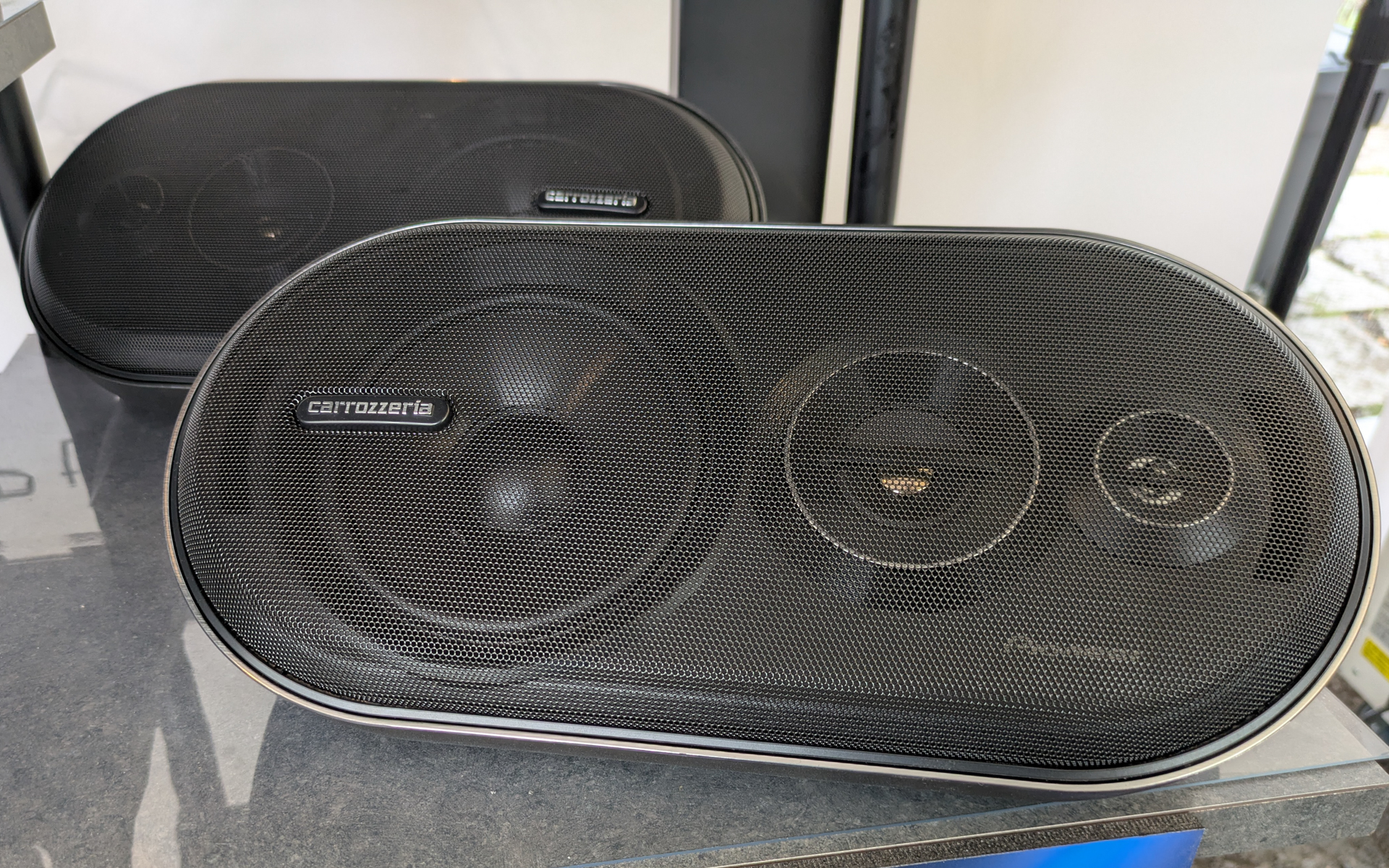 バスレフ式3ウェイスピーカーシステム「TS-X210」は、低域を増幅させるバスレフ機構を採用し、バスレフポートを左右に設置する「ダブルサイドスリットポート」により、豊かな低域再生を可能にした