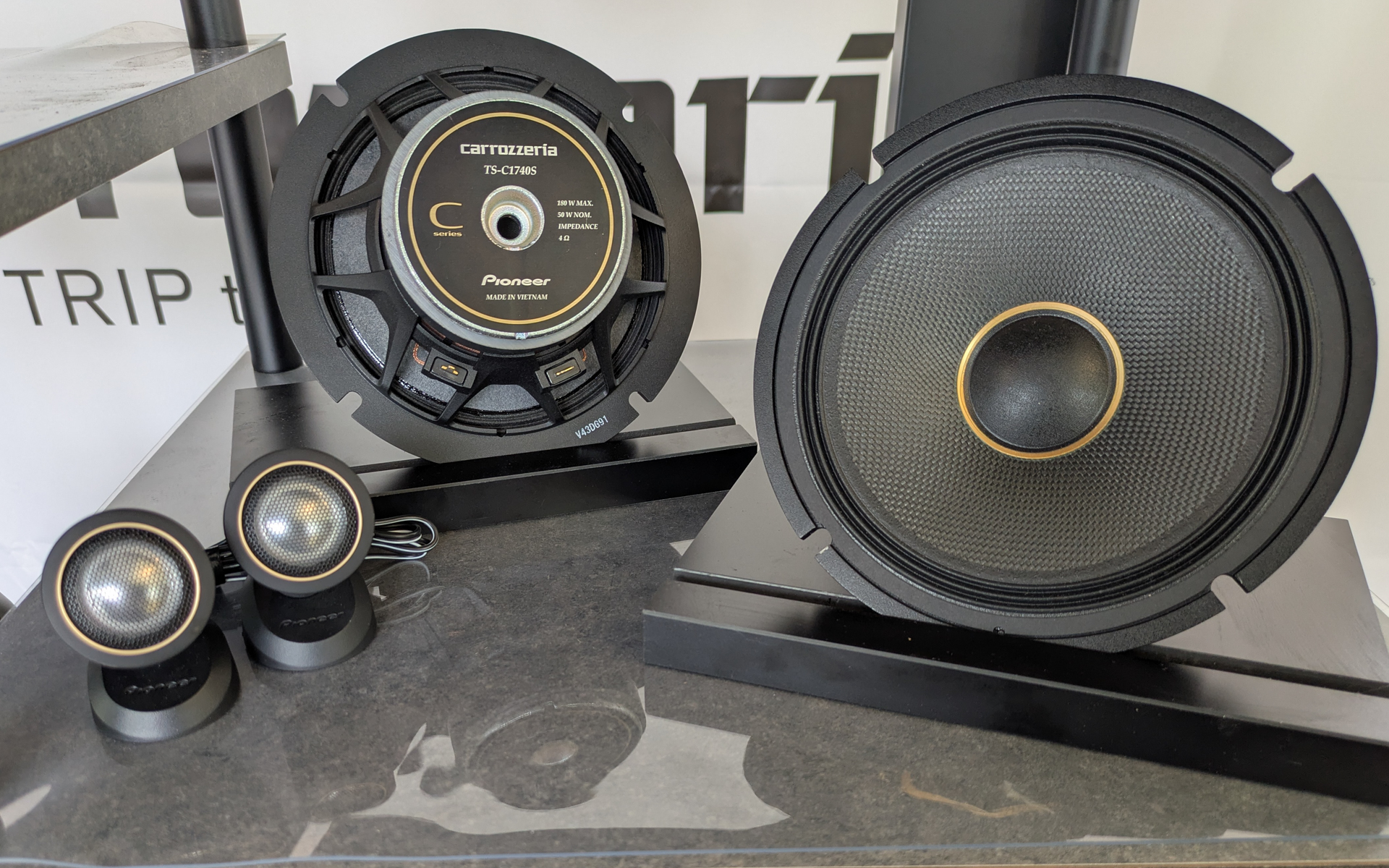 17cmセパレート2ウェイスピーカー「TS-C1740S」は、躍動感のある低域再生により、鮮やかで臨場感あふれる音楽再生を実現する「ハイレゾ」対応モデルで、中音域は指向性に優れたトゥイーターから再生するという「Open＆Smooth」コンセプトを採用