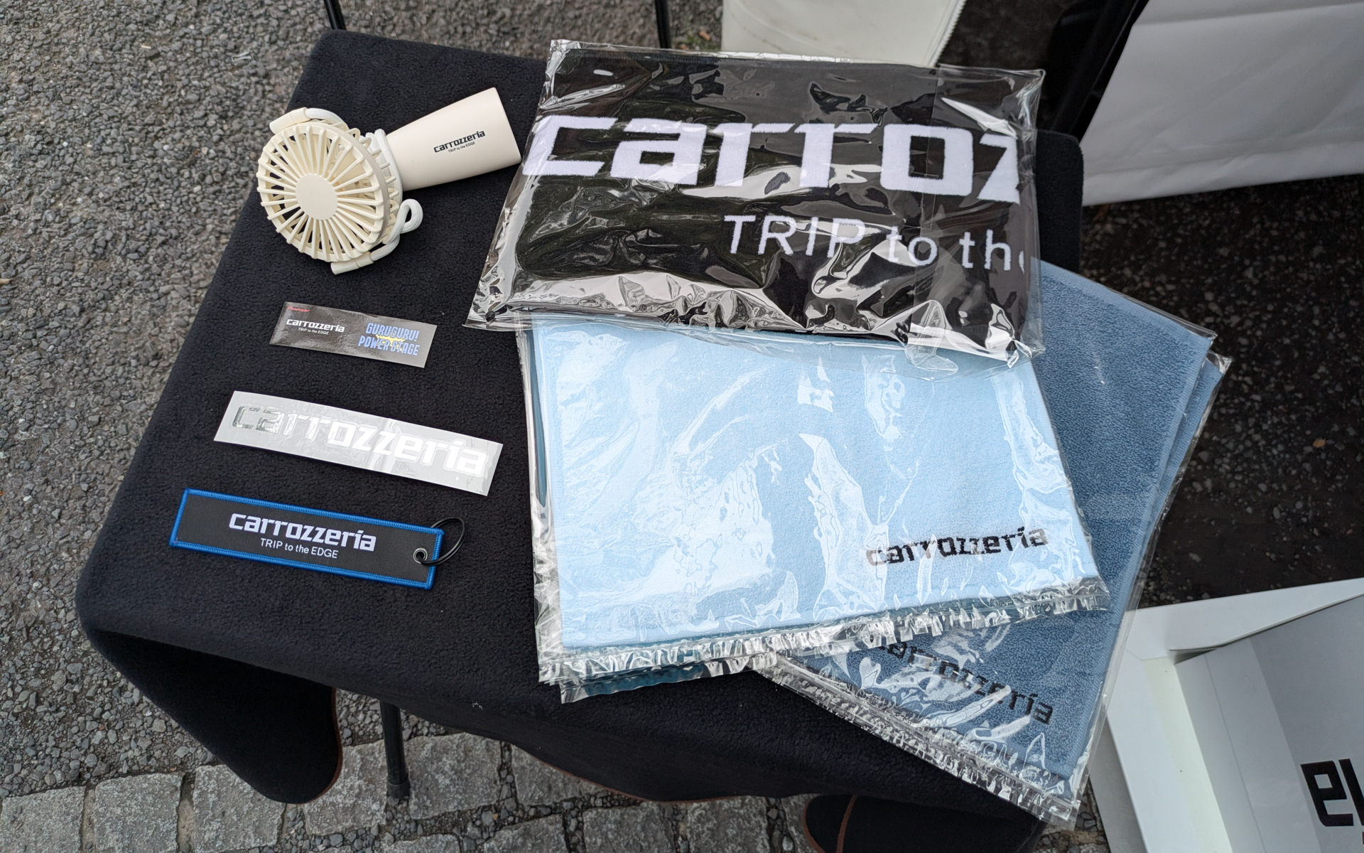 Webアンケートに回答すると、コラボステッカーやオリジナルステッカー、フライトタグのいずれかをもらえる。さらにSNS登録・シェアするとオリジナルハンディ扇風機、タオルなどいずれかをもらえる（数に限りあり、なくなり次第終了）