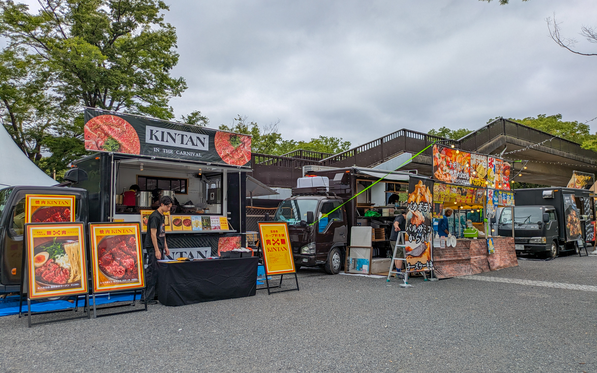 代々木公園イベント広場には、食べ物、アパレル、家具など、多種多様なブースが並ぶ