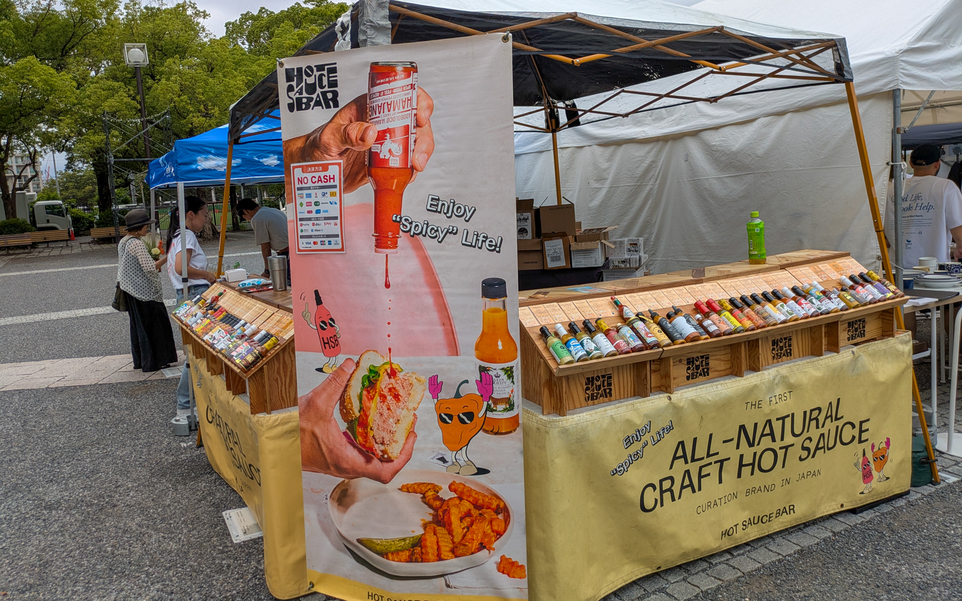 代々木公園イベント広場には、食べ物、アパレル、家具など、多種多様なブースが並ぶ