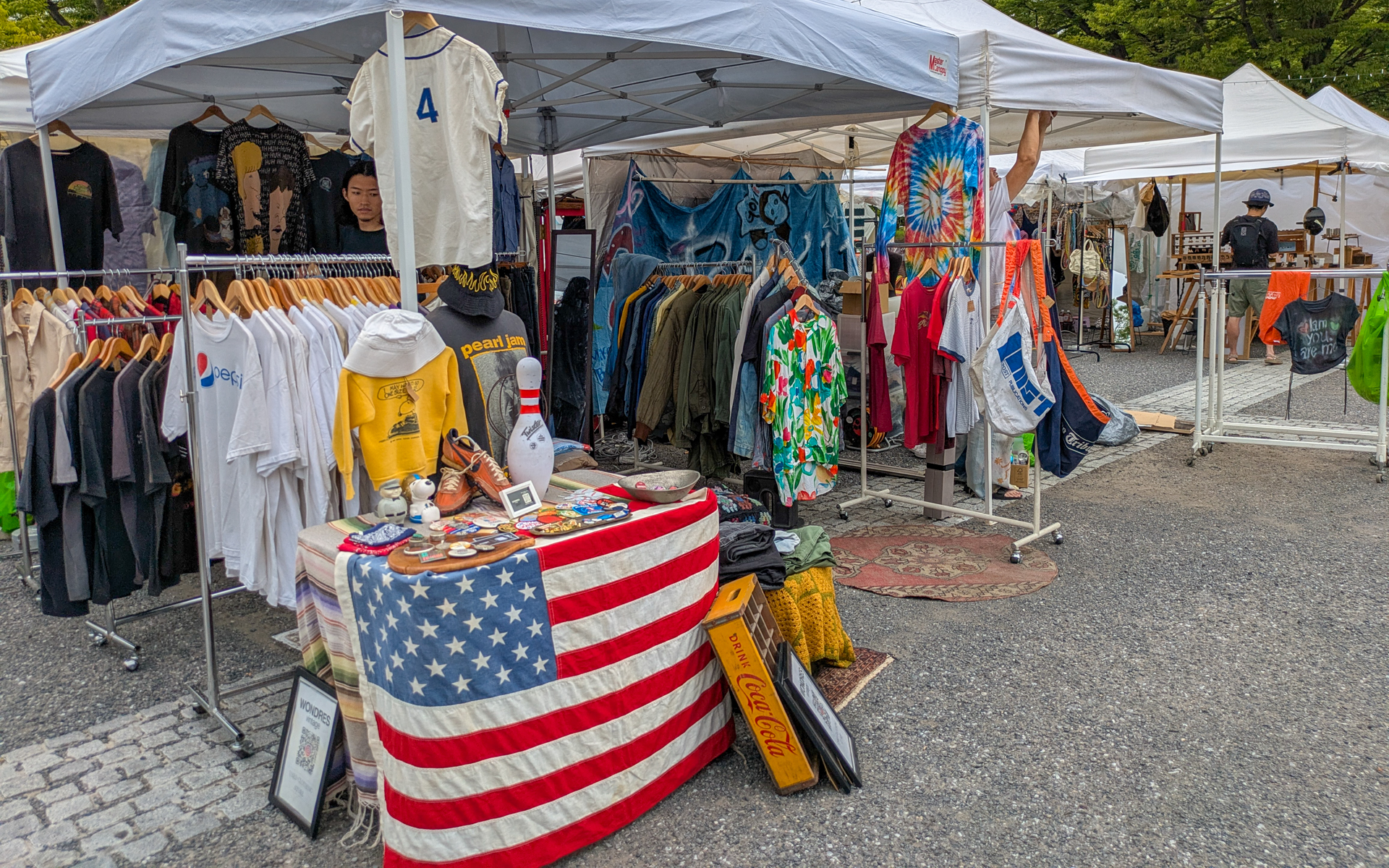 代々木公園イベント広場には、食べ物、アパレル、家具など、多種多様なブースが並ぶ