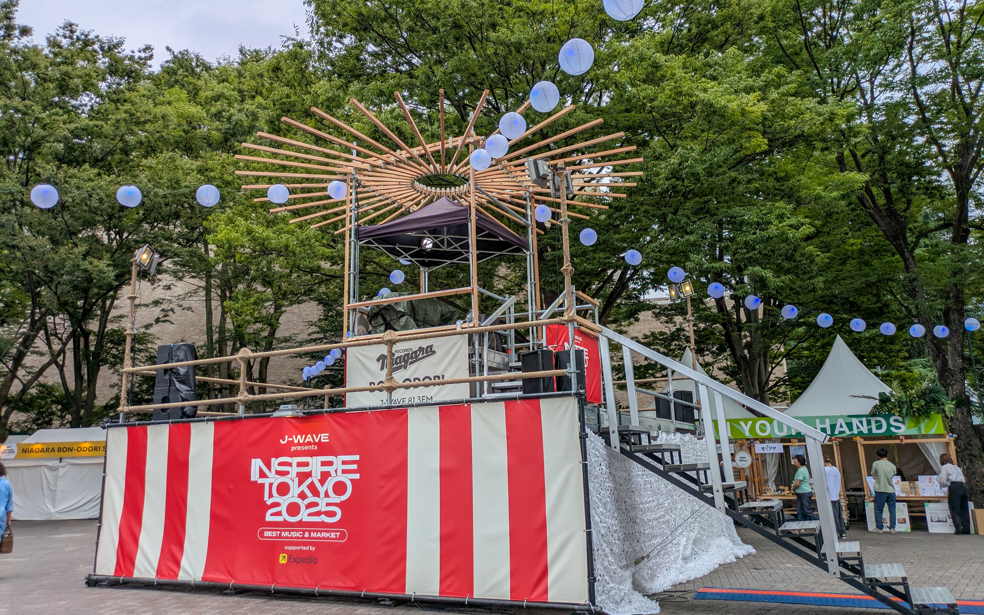 NIAGARA BON-ODORI（ナイアガラ盆踊り）用のやぐら