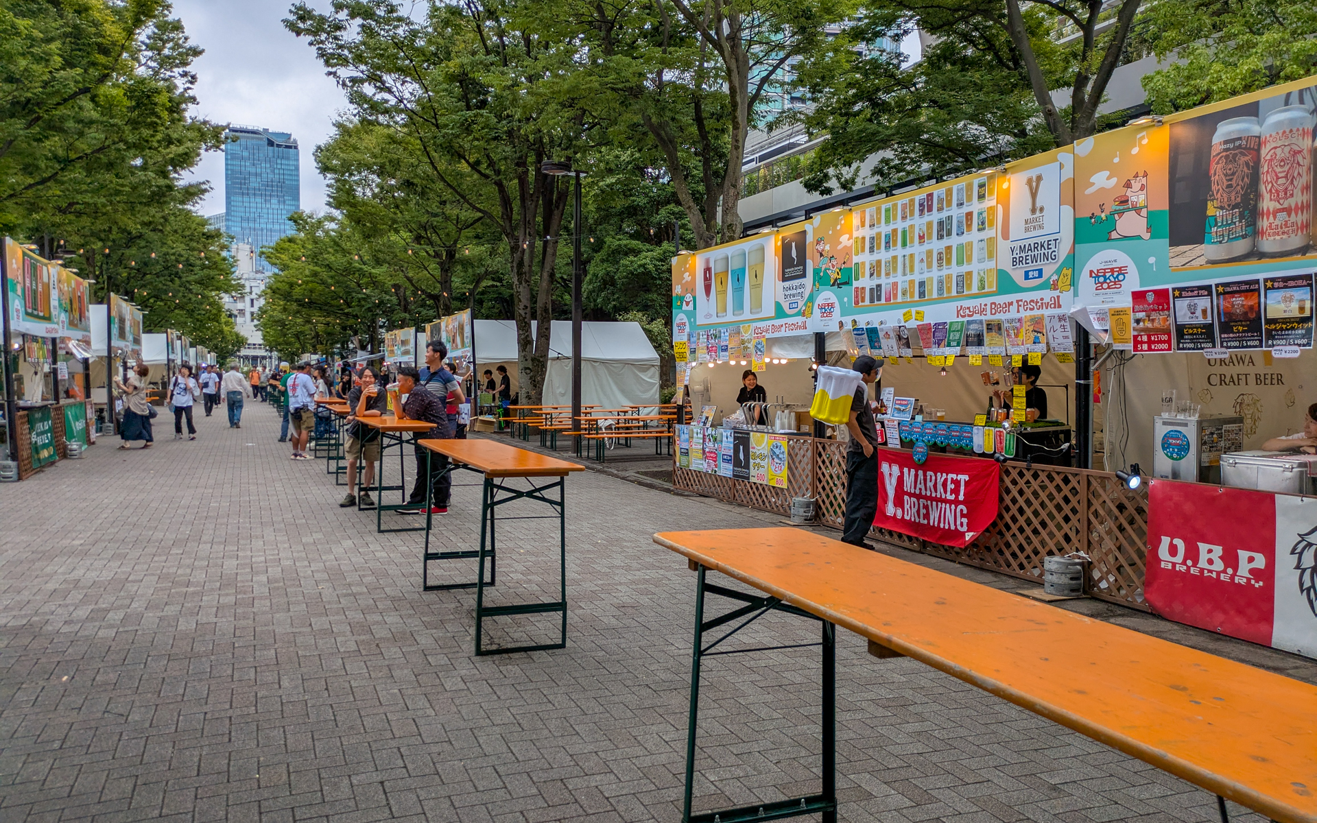 けやきひろばビール祭りでは、両サイドをビール販売ブースが埋め尽くしている