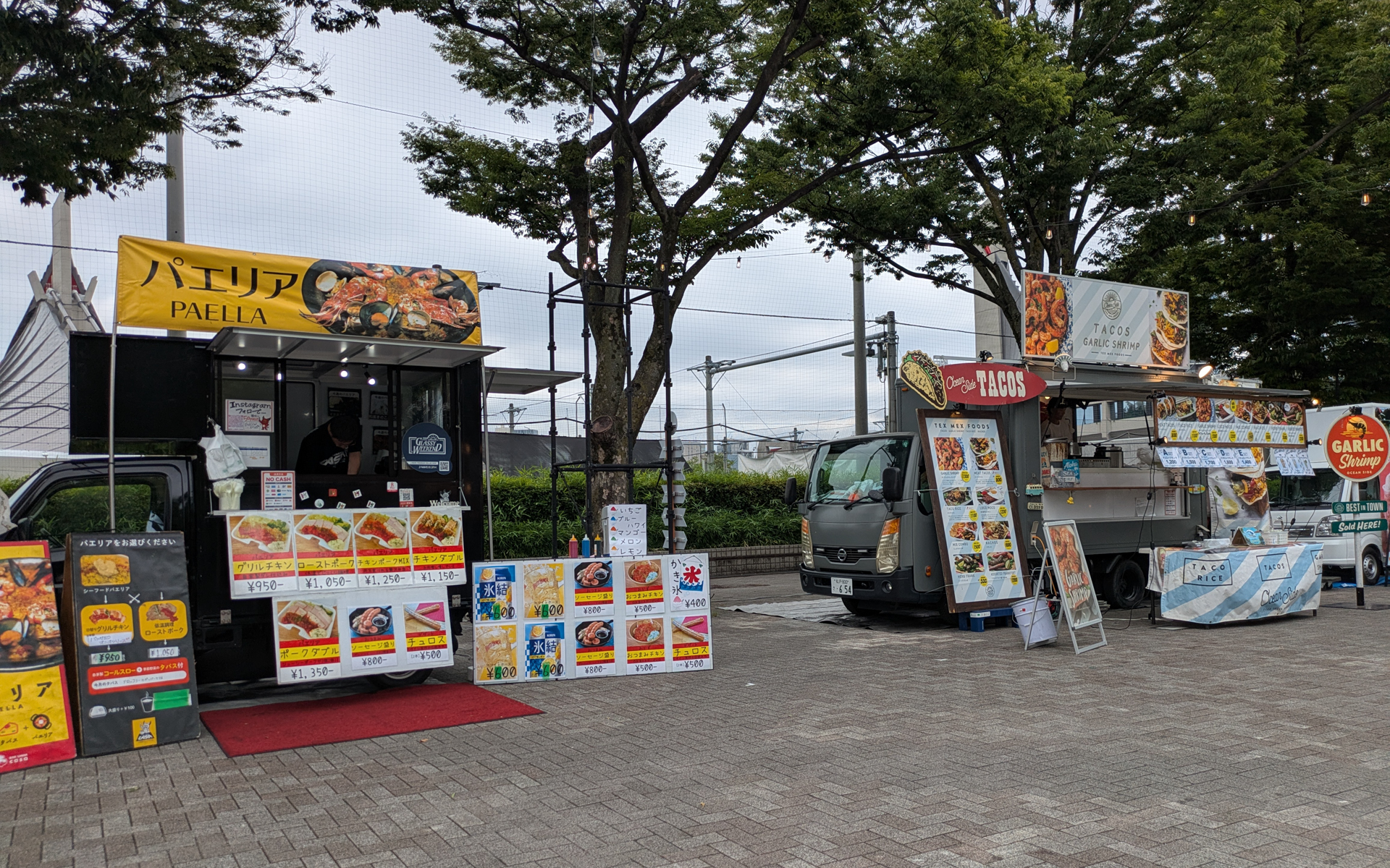 代々木公園イベント広場には、食べ物、アパレル、家具など、多種多様なブースが並ぶ