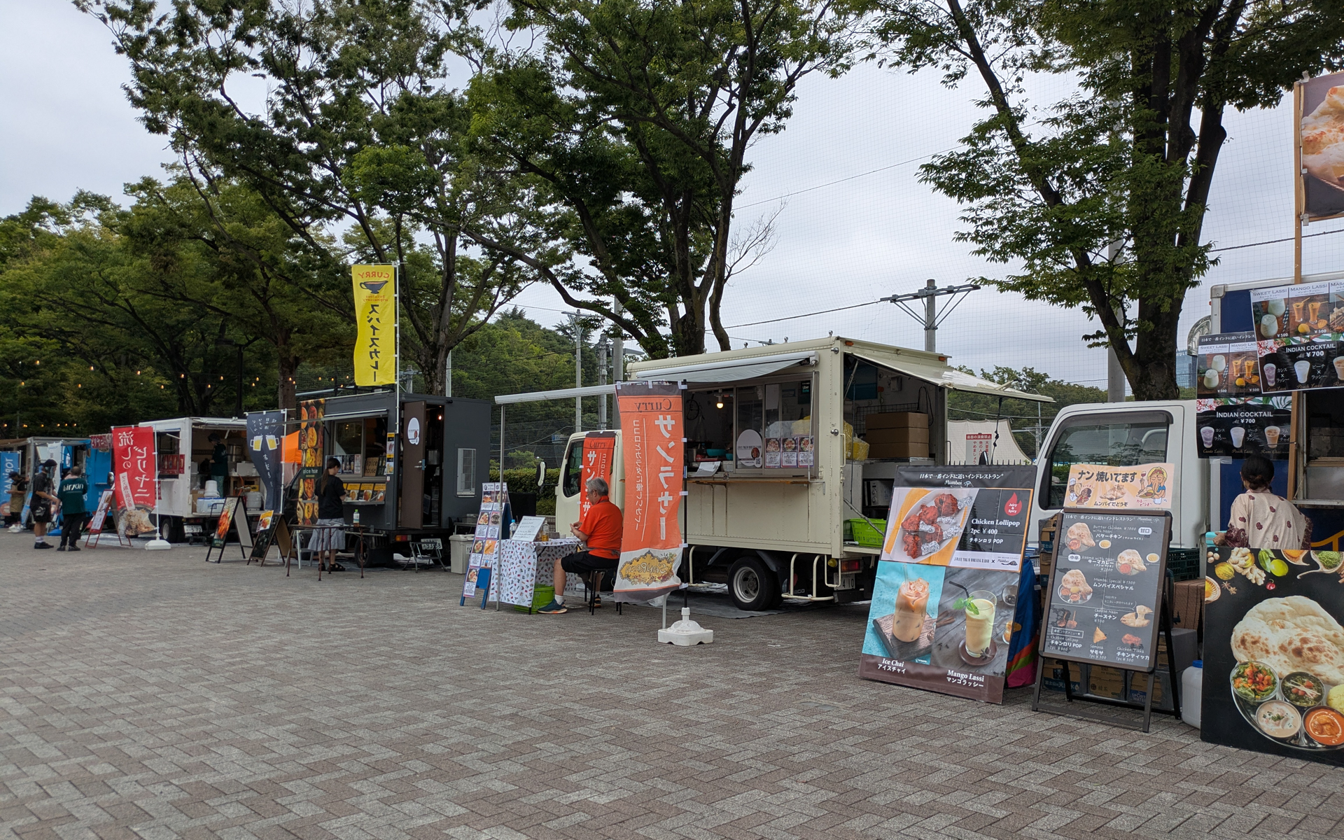 代々木公園イベント広場には、食べ物、アパレル、家具など、多種多様なブースが並ぶ