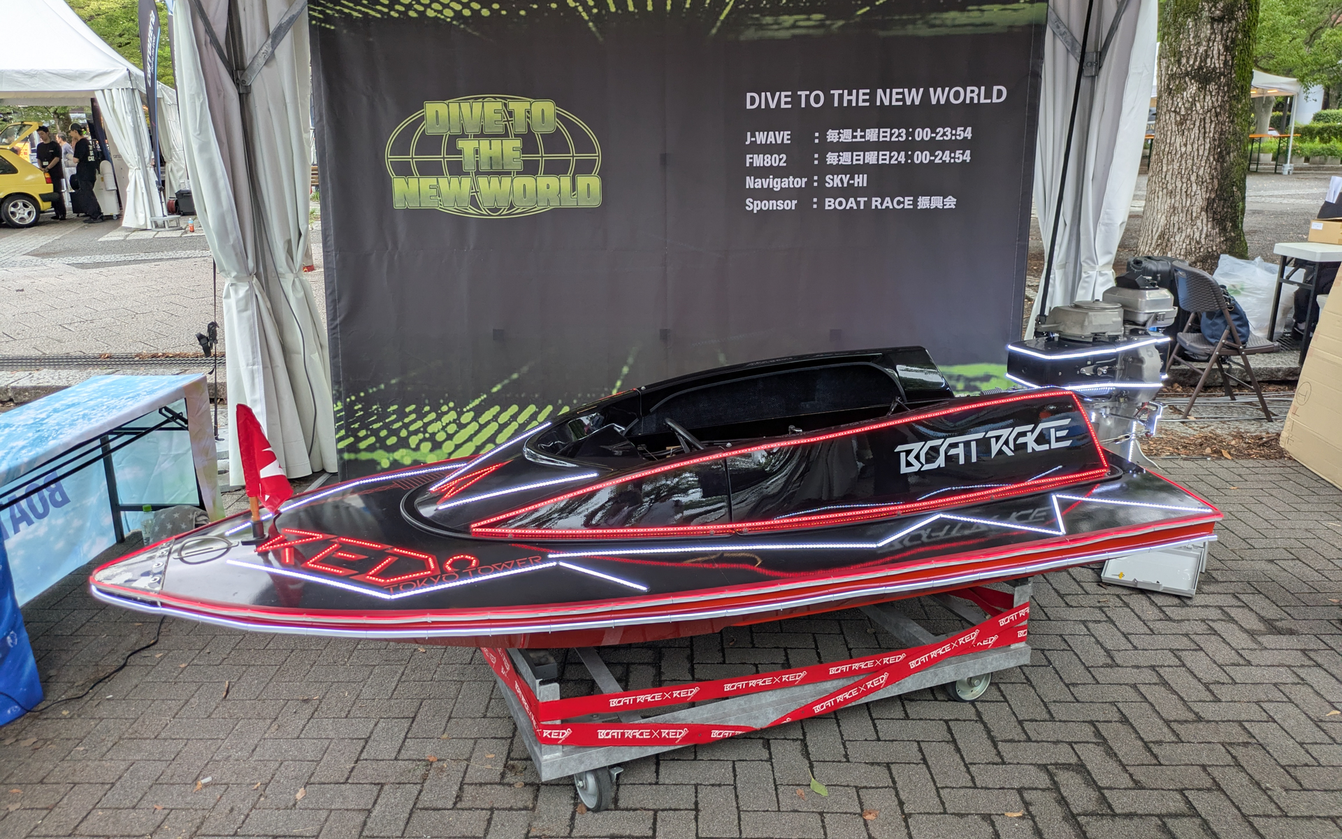 代々木公園イベント広場には、食べ物、アパレル、家具など、多種多様なブースが並ぶ