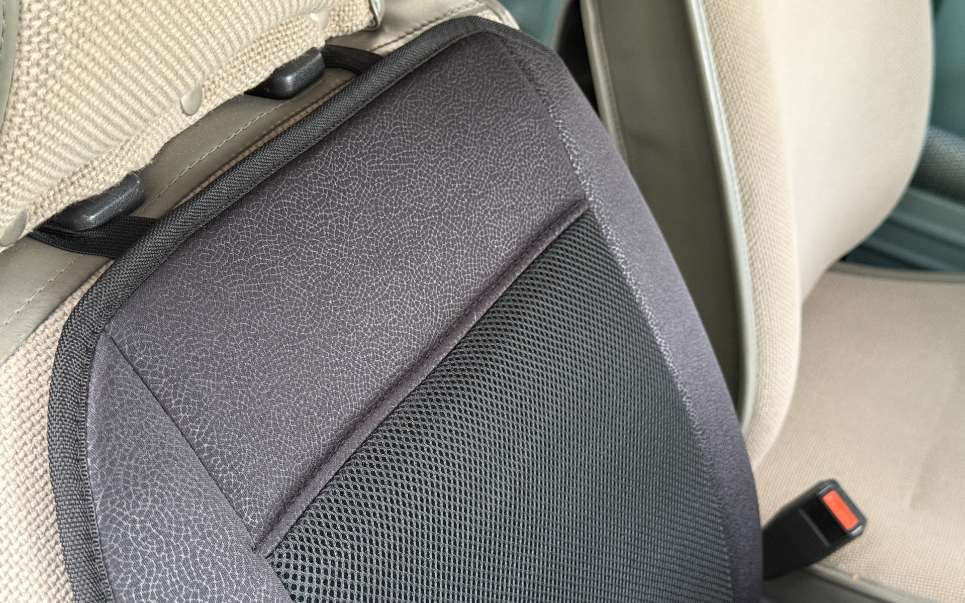 購入したシートクーラーを装着してみた図。本文で述べているのは、あくまで個人の感想です