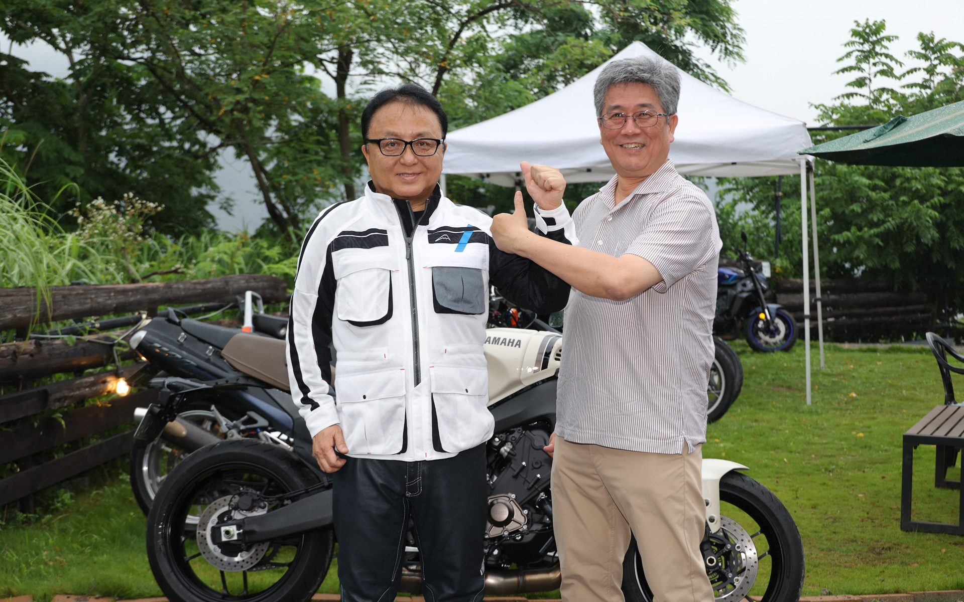 写真左から、日本自動車工業会 副会長 兼 二輪車委員会委員長 設楽元文氏（ヤマハ発動機株式会社 代表取締役社長）と、日本自動車工業会 常務理事の江坂行弘氏